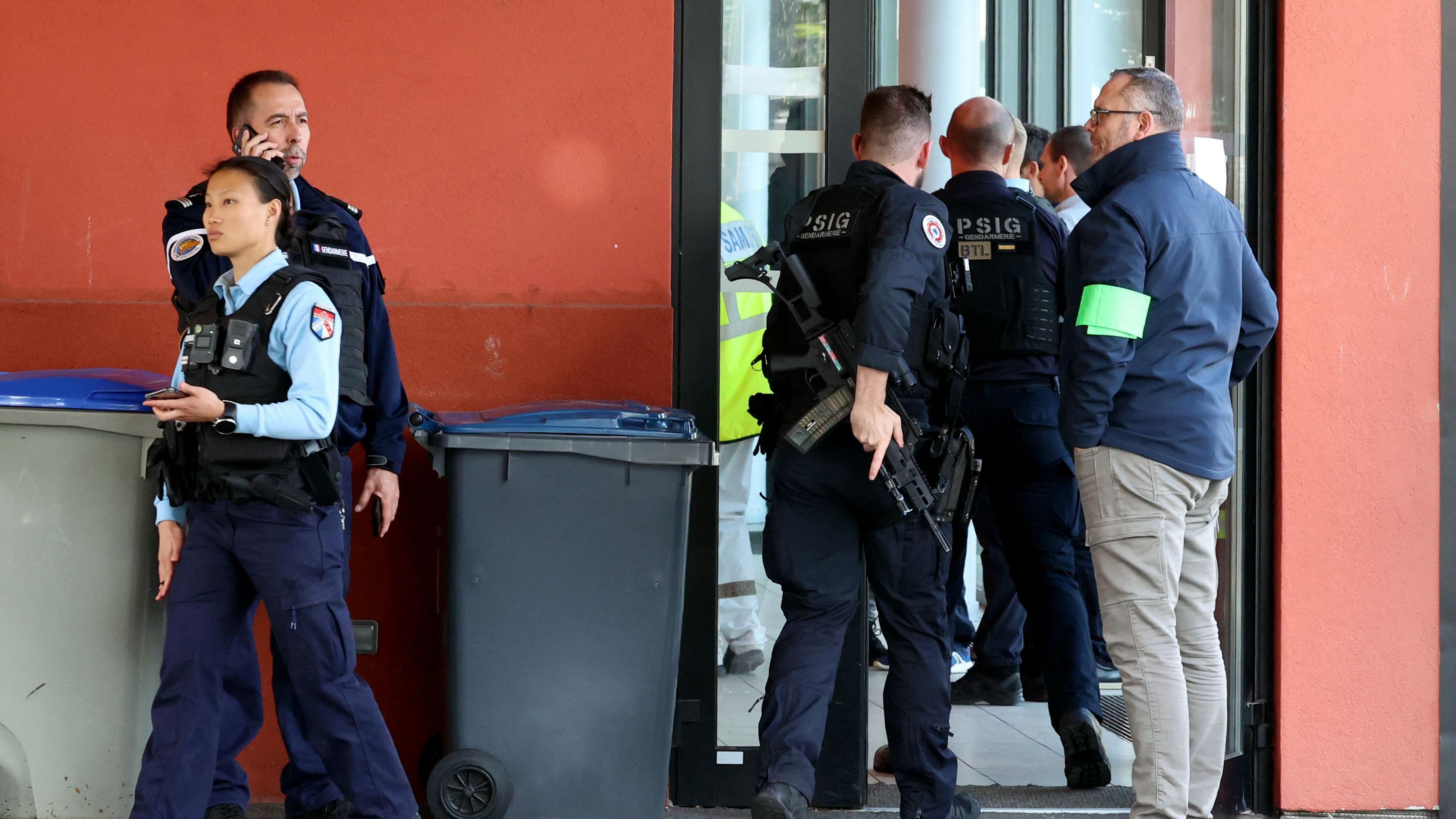 Nach dem Angriff am Donnerstag in Souffelweyersheim wurde ein Tatverdächtiger festgenommen, wie die Polizeipräfektur in der Elsassmetropole mitteilte. 