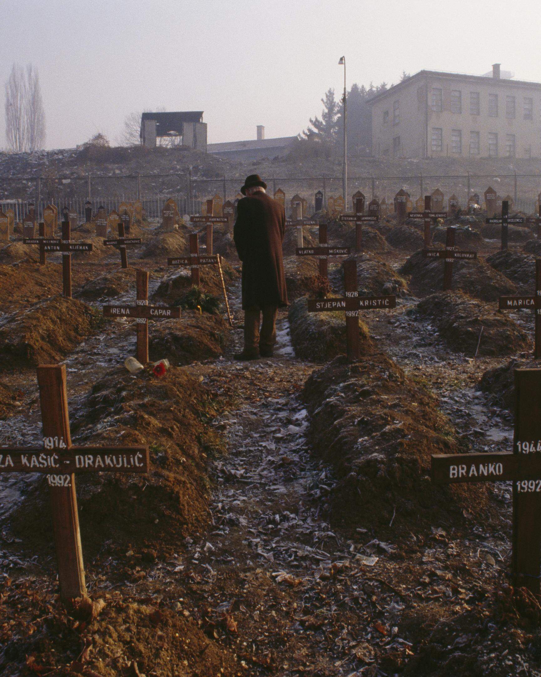 Ein Mann trauert auf dem „Löwenfriedhof“ von Sarajevo um einen Verwandten, der während der Belagerung der Stadt im jugoslawischen Bürgerkrieg getötet wurde.