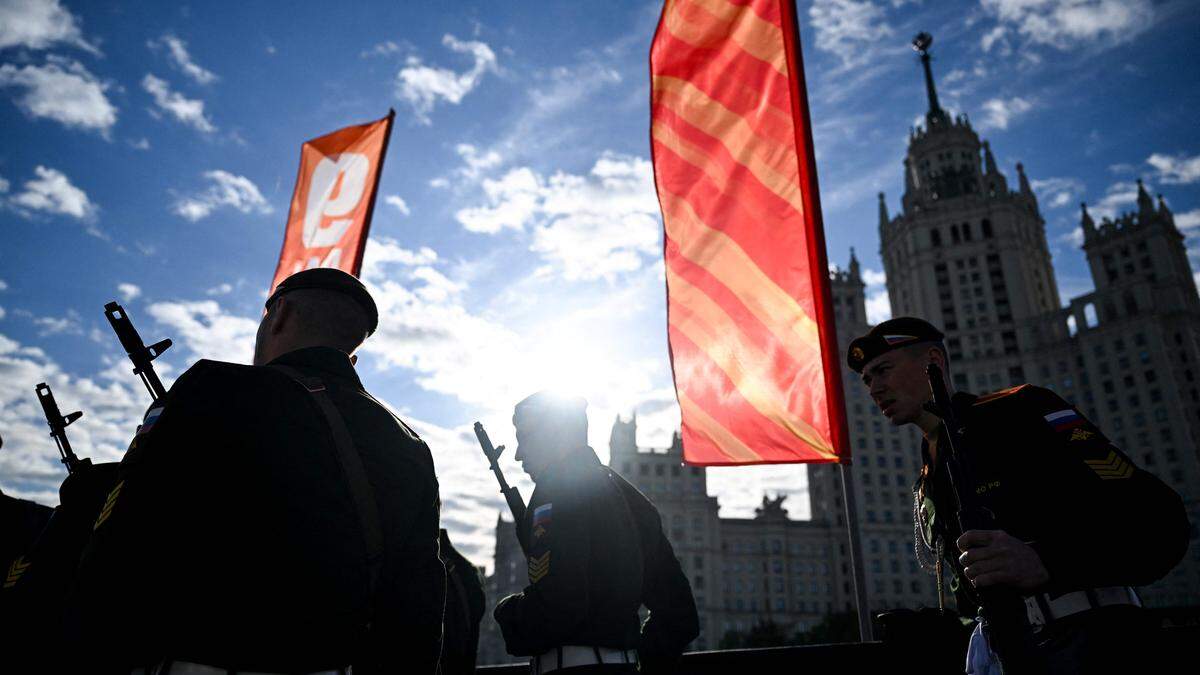 -Putin-Hitler-unter-der-Gro-en-Moskwa-Br-cke