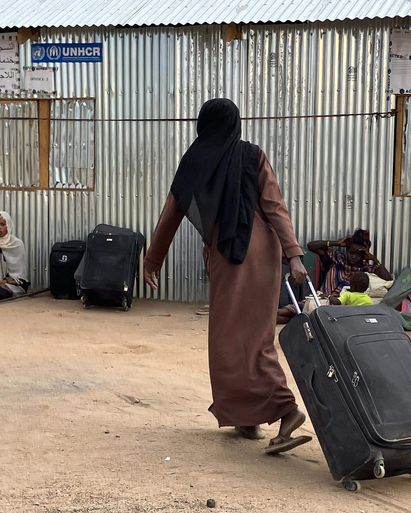 Eine Frau aus dem Sudan schleppt ihren Koffer durch ein Transitlager in der südsudanesischen Grenzstadt Renk. Das Lager war ursprünglich für 3.000 Menschen geplant.