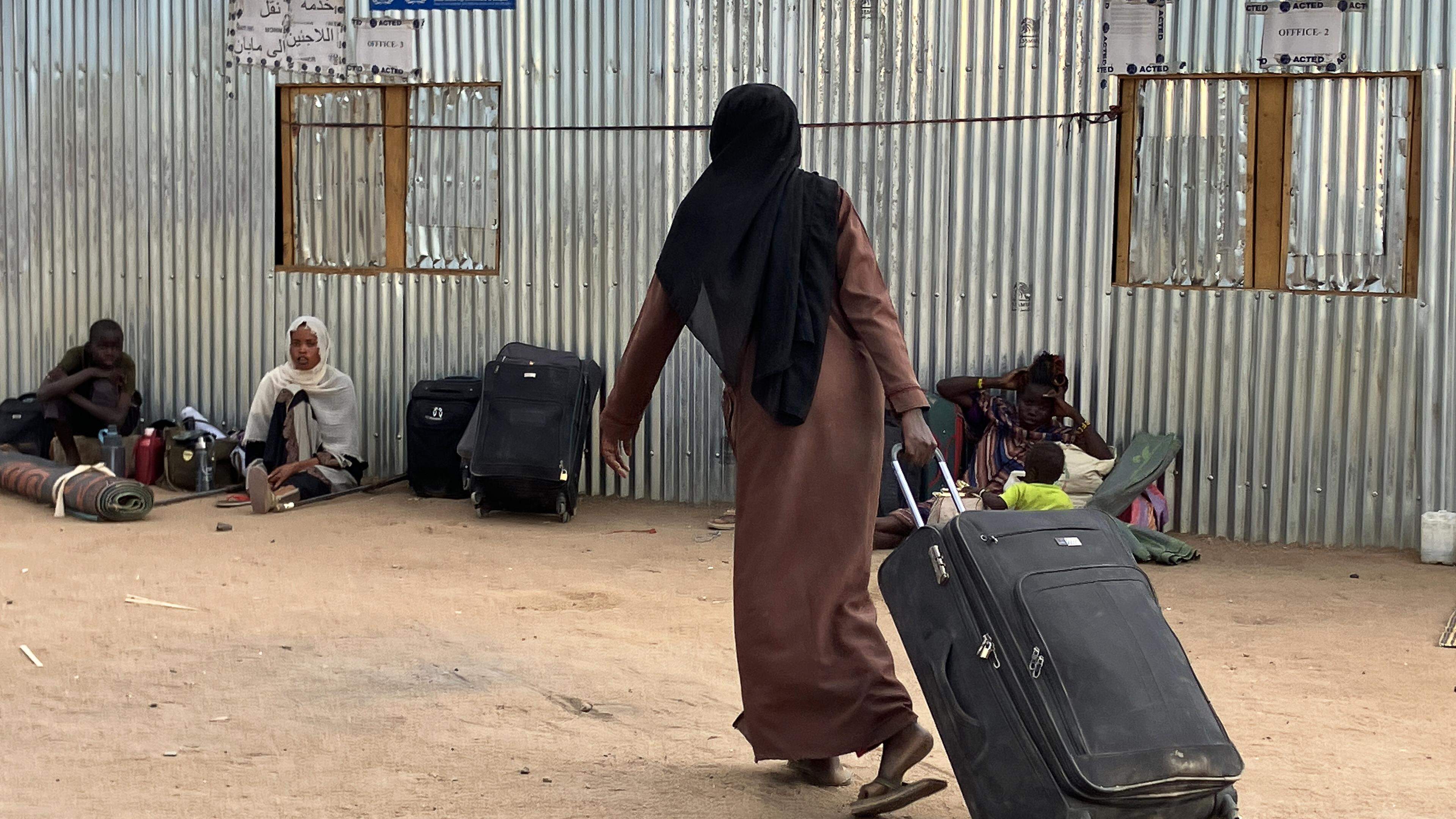 Une femme soudanaise traîne sa valise à travers un camp de transit dans la ville frontalière sud-soudanaise de Renk.