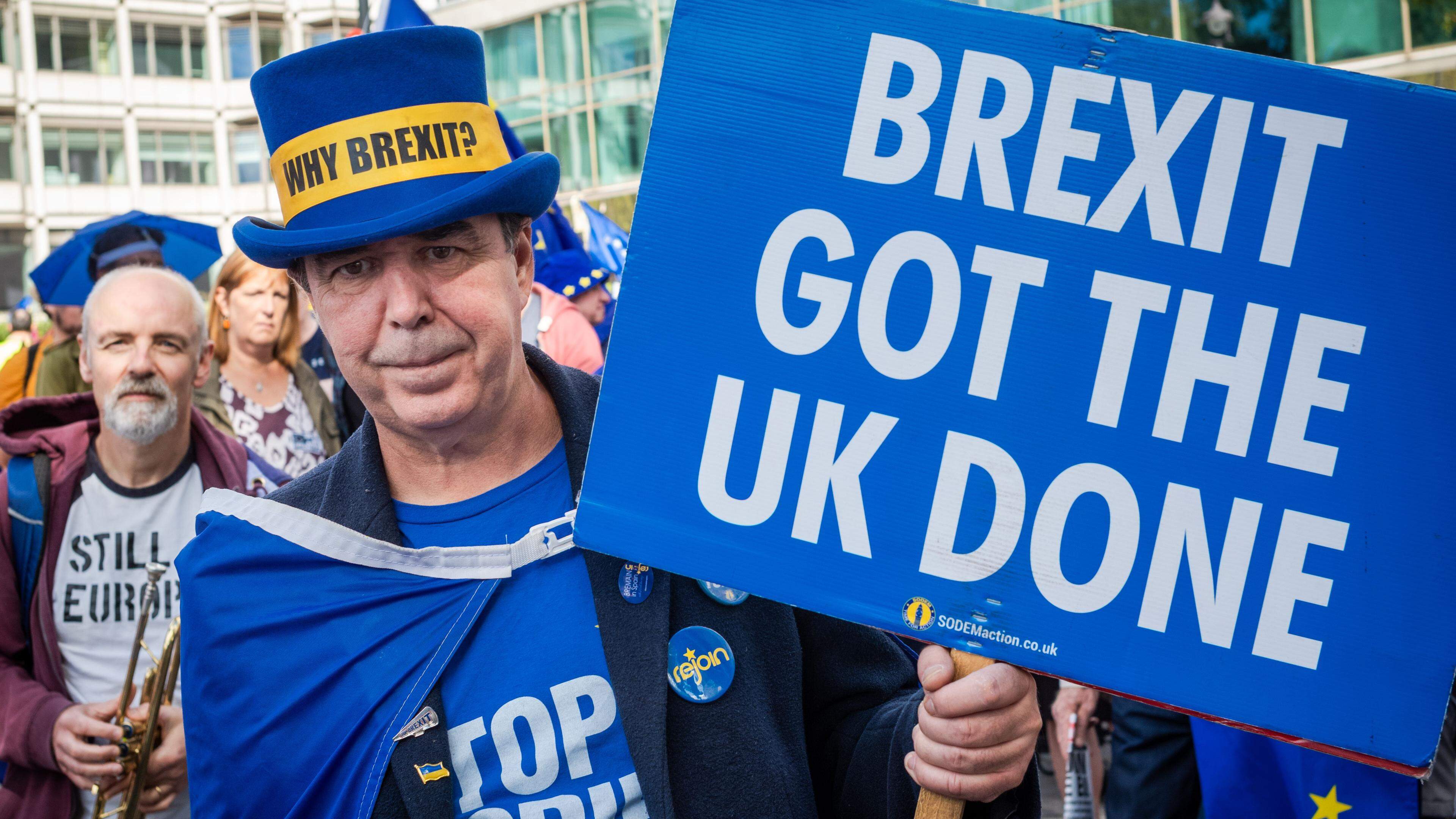 Der prominente Anti-Brexit-Aktivist Steve Bray auf dem EU National Rejoin March im Zentrum von London. Tausende von Menschen marschierten IM September 2023 durch die Stadt, um den Wiedereintritt des Vereinigten Königreichs in die Europäische Union zu unterstützen.