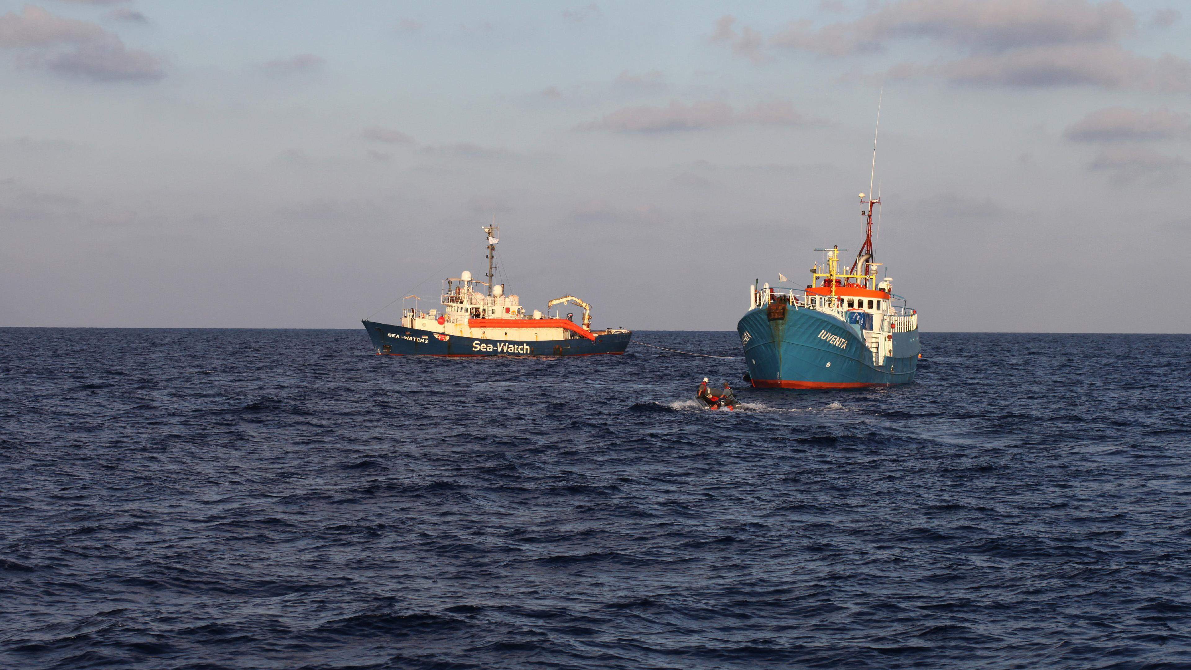 Zivile Seenotrettung von Bootsflüchtlingen im Mittelmeer vor Libyen. Hier: Die Schiffe 'SEA-WATCH 2' der deutschen NGO 'Sea Watch' und 'Iuventa' der NGO 'Jugend rettet' auf hoher See.