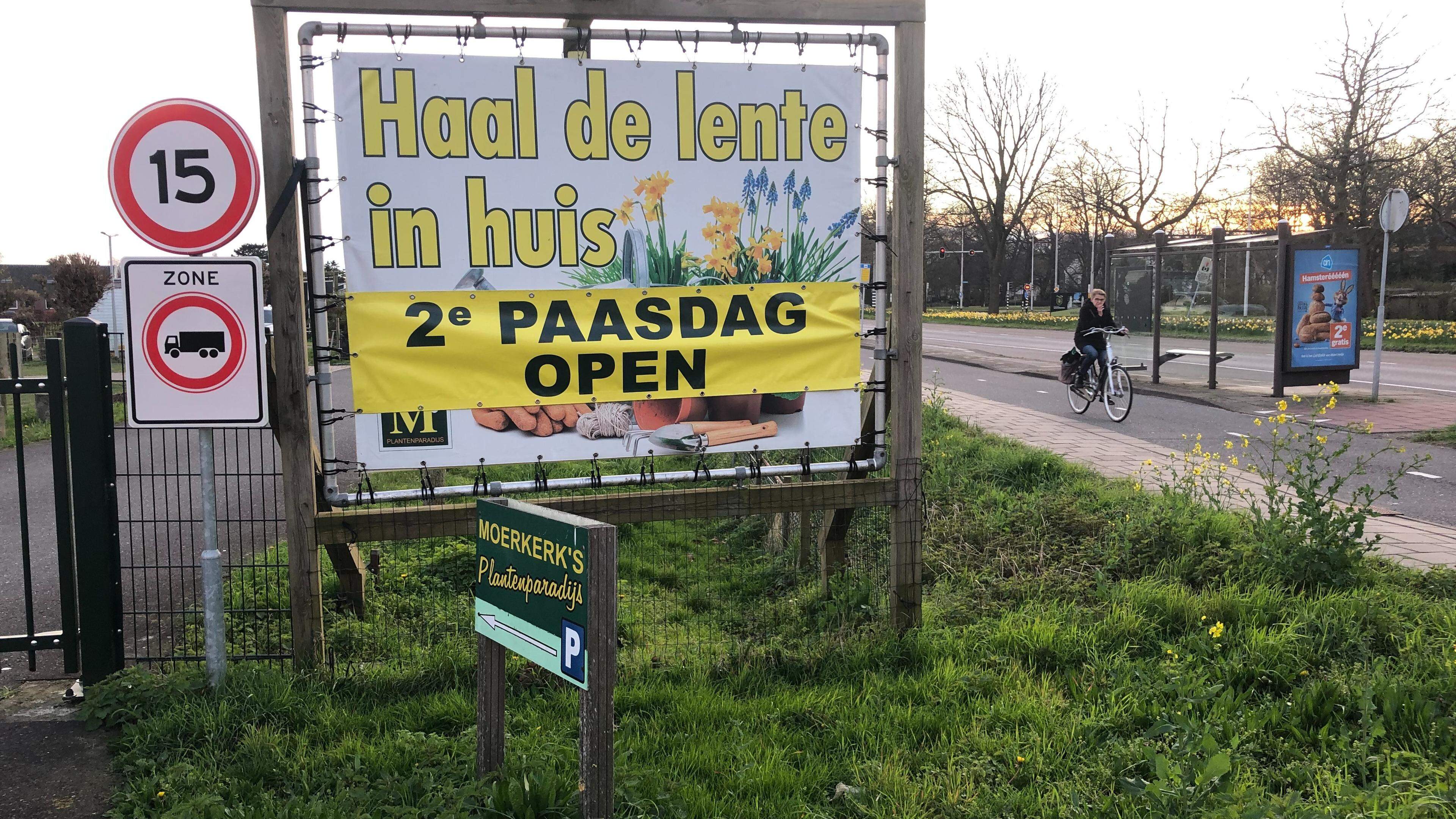 Werbeplakat eines Gartenzentrums, das am Ostermontag geöffnet hat: „Hol dir den Frühling ins Haus – Ostermontag geöffnet“, steht darauf. 