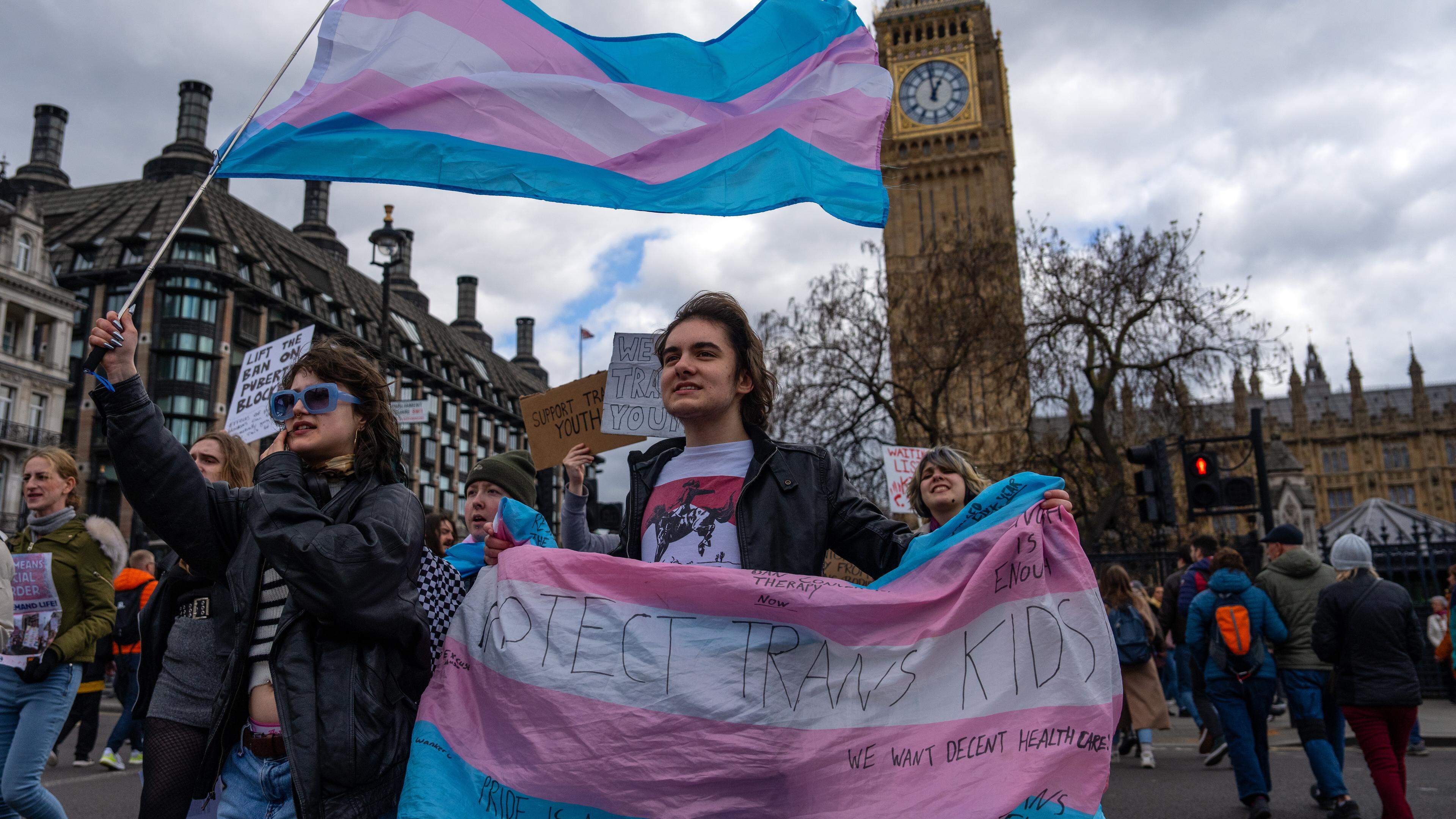 Aktivisten für die Rechte von Transsexuellen nehmen im April 2024 in London an einem Protest gegen das Verbot von Hormonblockern teil. Stein des Anstoßes war der „Cass-Report“. 