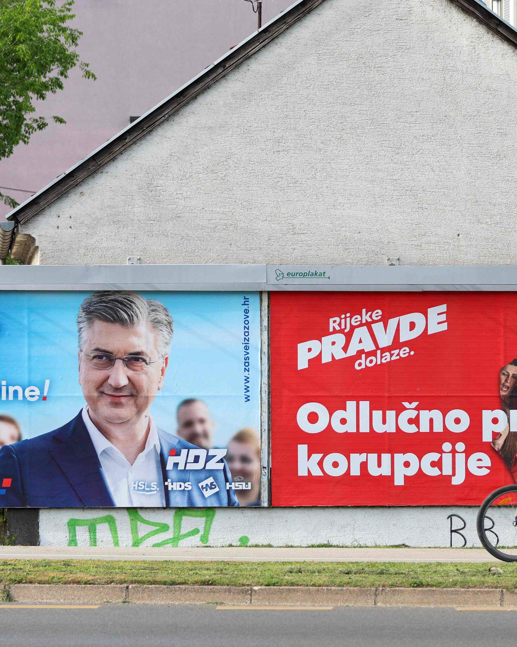 Wahlplakate in Zagreb werben für die anstehende Parlamentswahl - rechts für die Oppositionspartei SDP, links für die Regierungspartei HDZ von Premier Andrej Plenković.