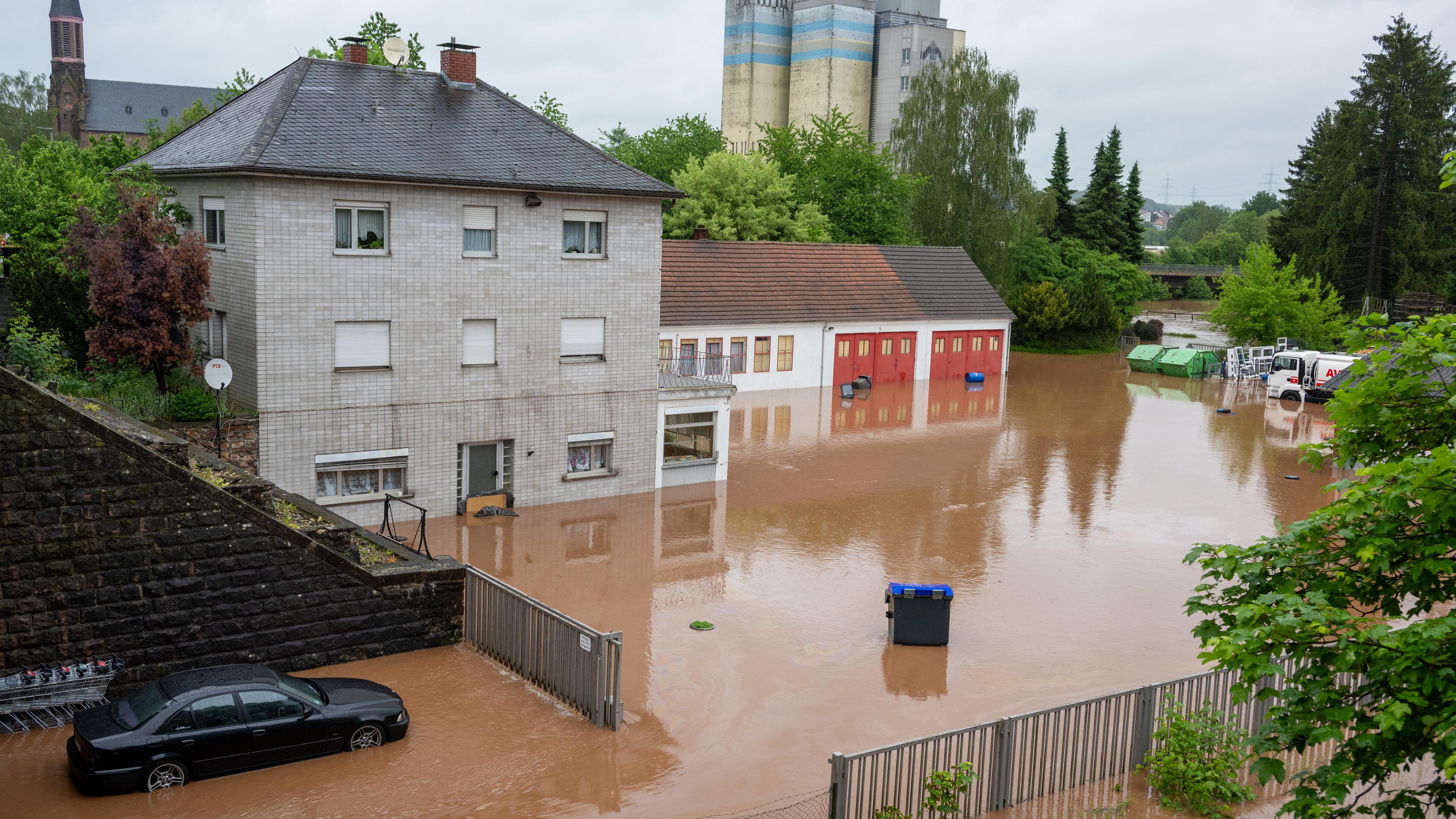 17.05.2024, Saarland, Lebach: Das Hochwasser der Theel hat Teile der Innenstadt von Lebach überflutet. Foto: Harald Tittel/dpa +++ dpa-Bildfunk +++