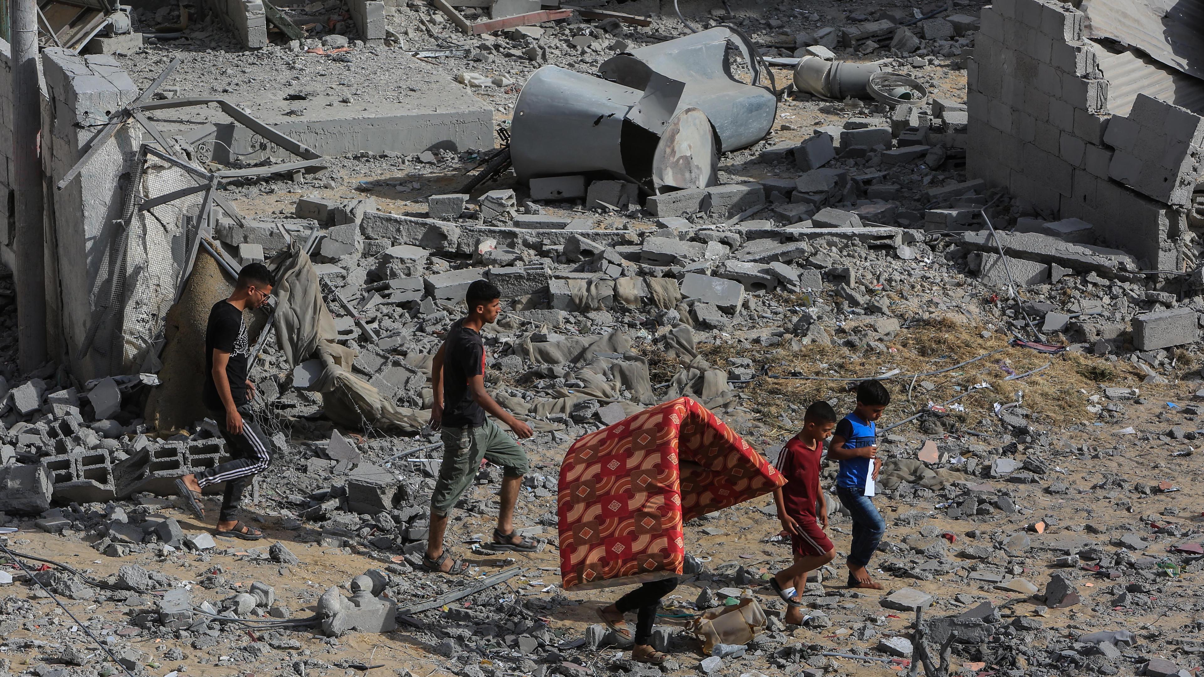 dpatopbilder - 05.05.2024, Palästinensische Gebiete, Rafah: Palästinenser inspizieren beschädigte Häuser, nachdem israelische Kampfflugzeuge ein Haus bombardiert hatten. Foto: Abed Rahim Khatib/dpa +++ dpa-Bildfunk +++