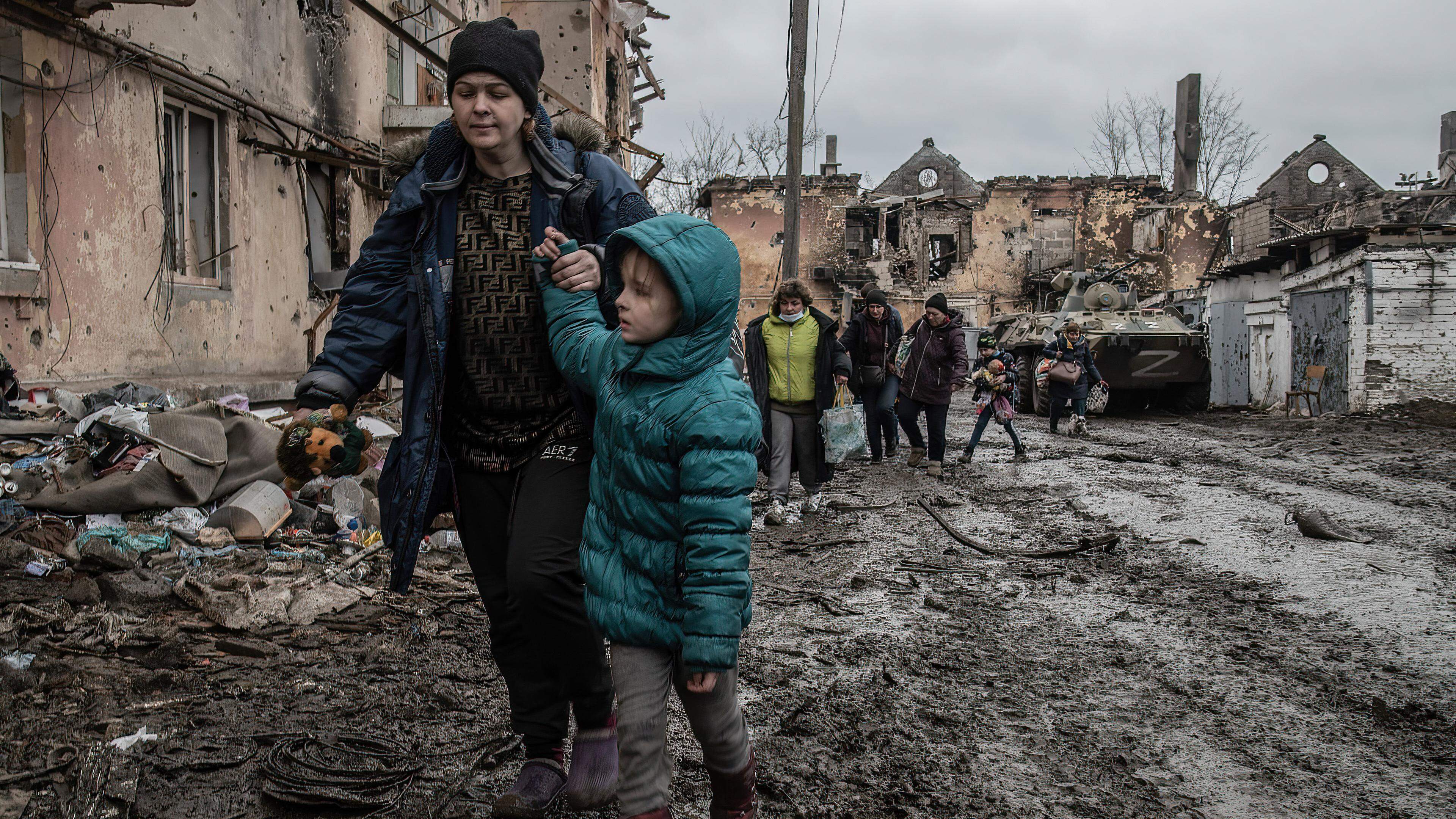 Mariupol 2022: Zivilisten irren durch die Ruinen der ukrainischen Metropole am Asowschen Meer. Zu diesem Zeitpunkt stand die Stadt bereits unter russischer Kontrolle.