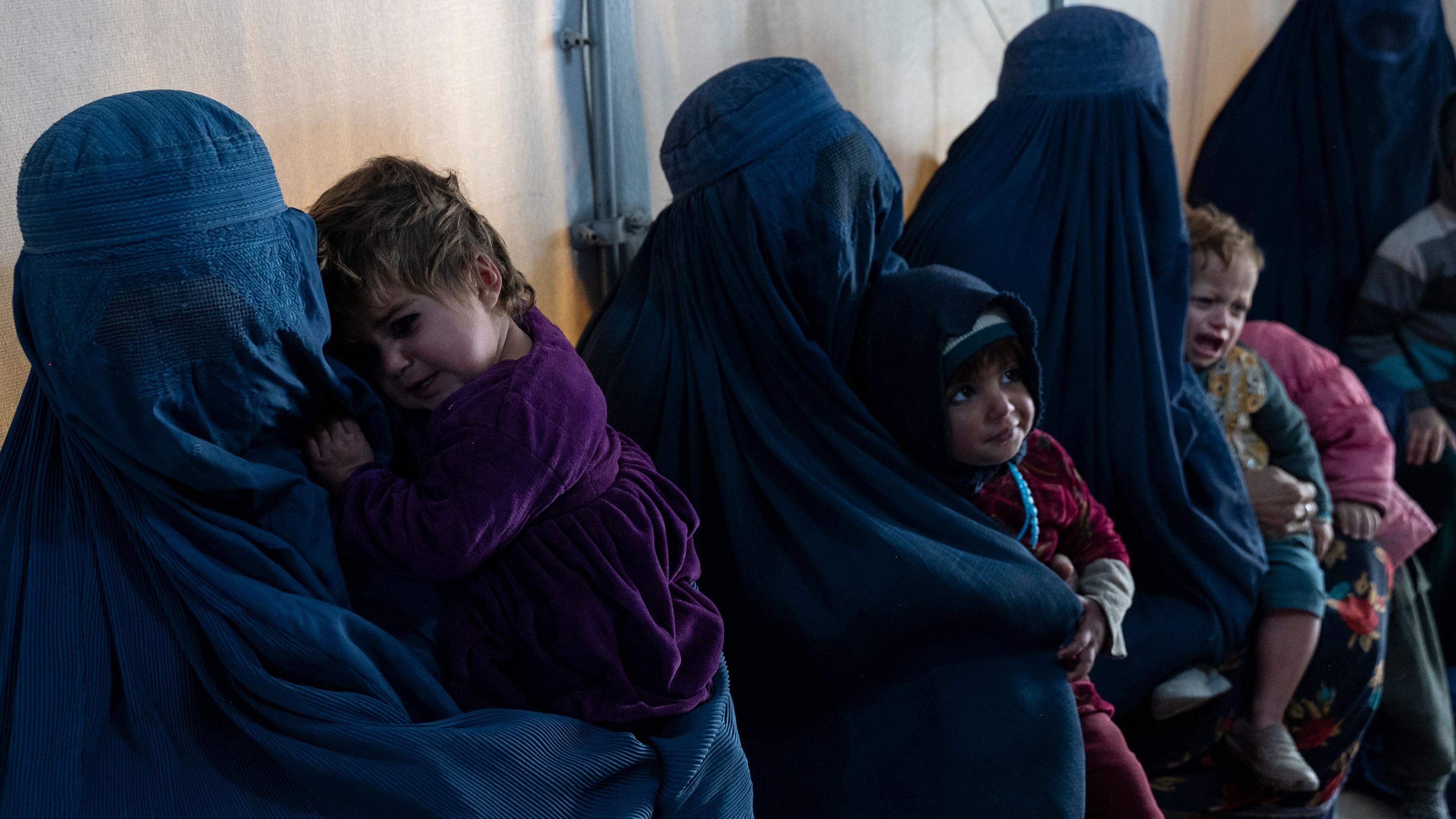 Aus Pakistan geflüchtete afghanische Frauen mit Kindern stehen in Kabul bei der UN für Lebensmittel an. Auch in Syrien bleibt die Situation angespannt. Es gebe keinen weit verbreiteten Konflikt und keine Verfolgung, schätzt die EU die Lage dort ein. 