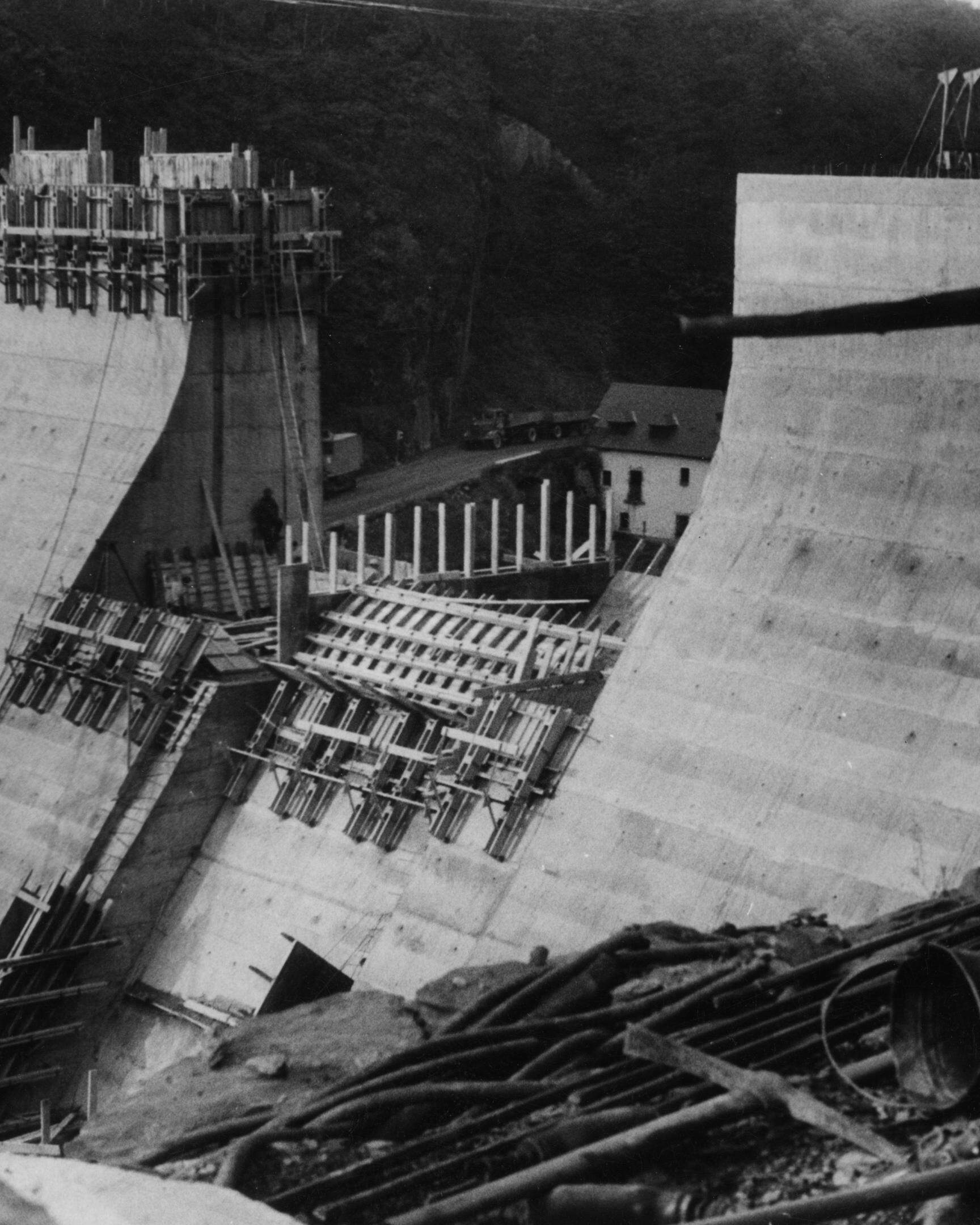 Bau der Talsperre an der Our in Vianden in den 1960er Jahren.