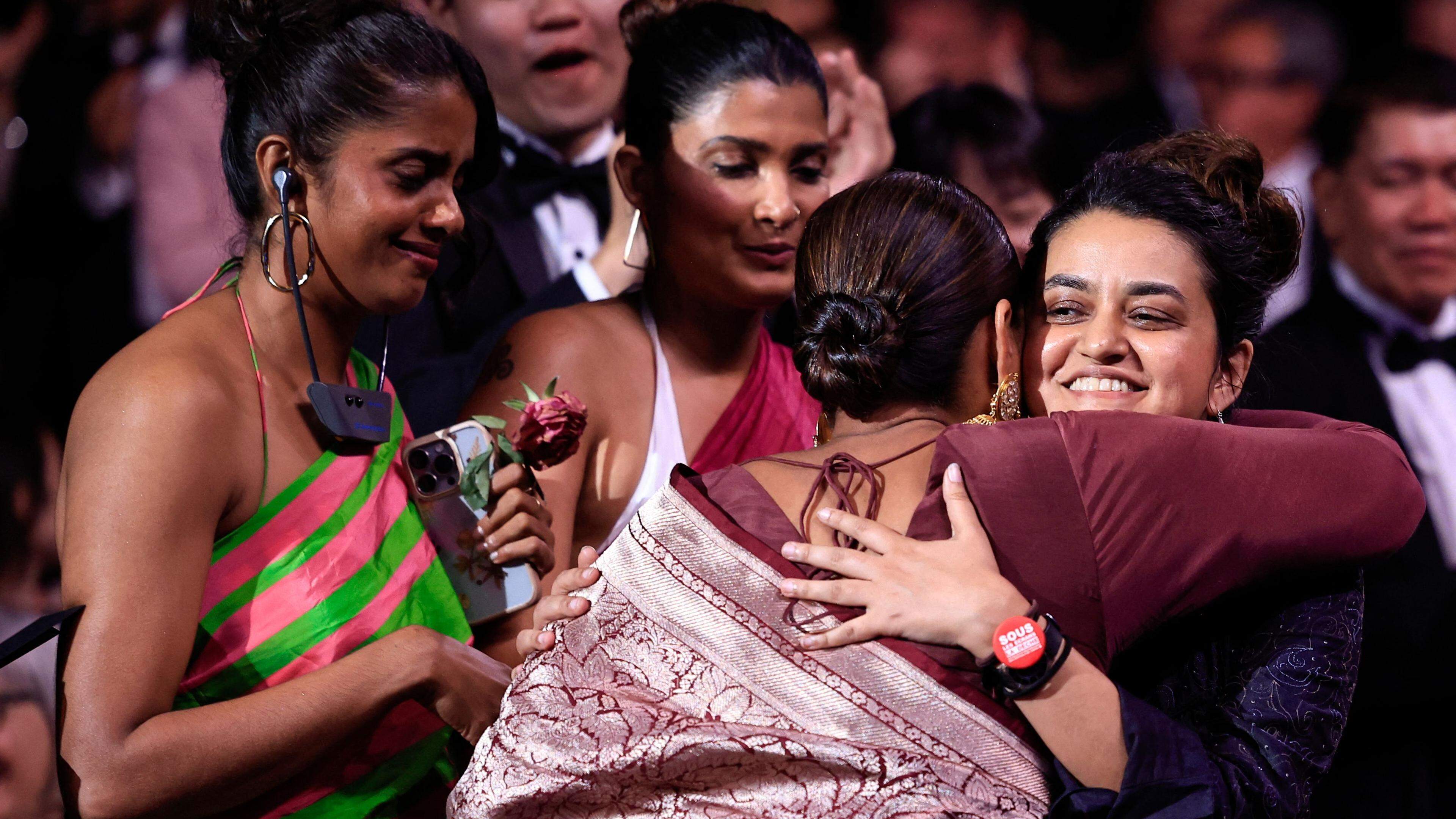 Die indische Regisseurin Payal Kapadia feiert mit ihren Darstellerinnen nach der Verleihung des Grand Prix für den Film „All We Imagine as Light“.