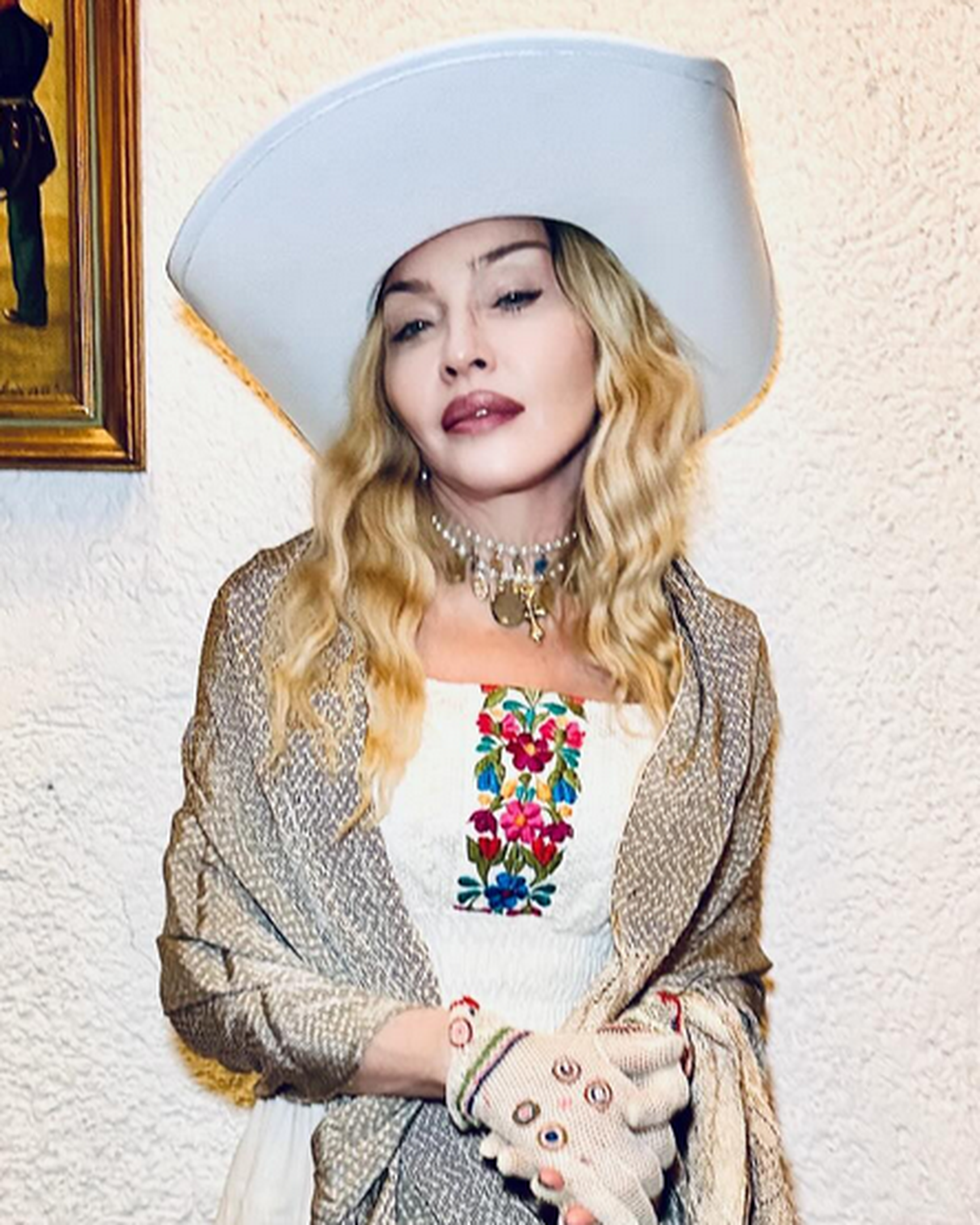 Screenshot des Facebook-Posts von Madonna in Kleidung und mit Schmuck von Frida Kahlo am 20. Mai 2024.