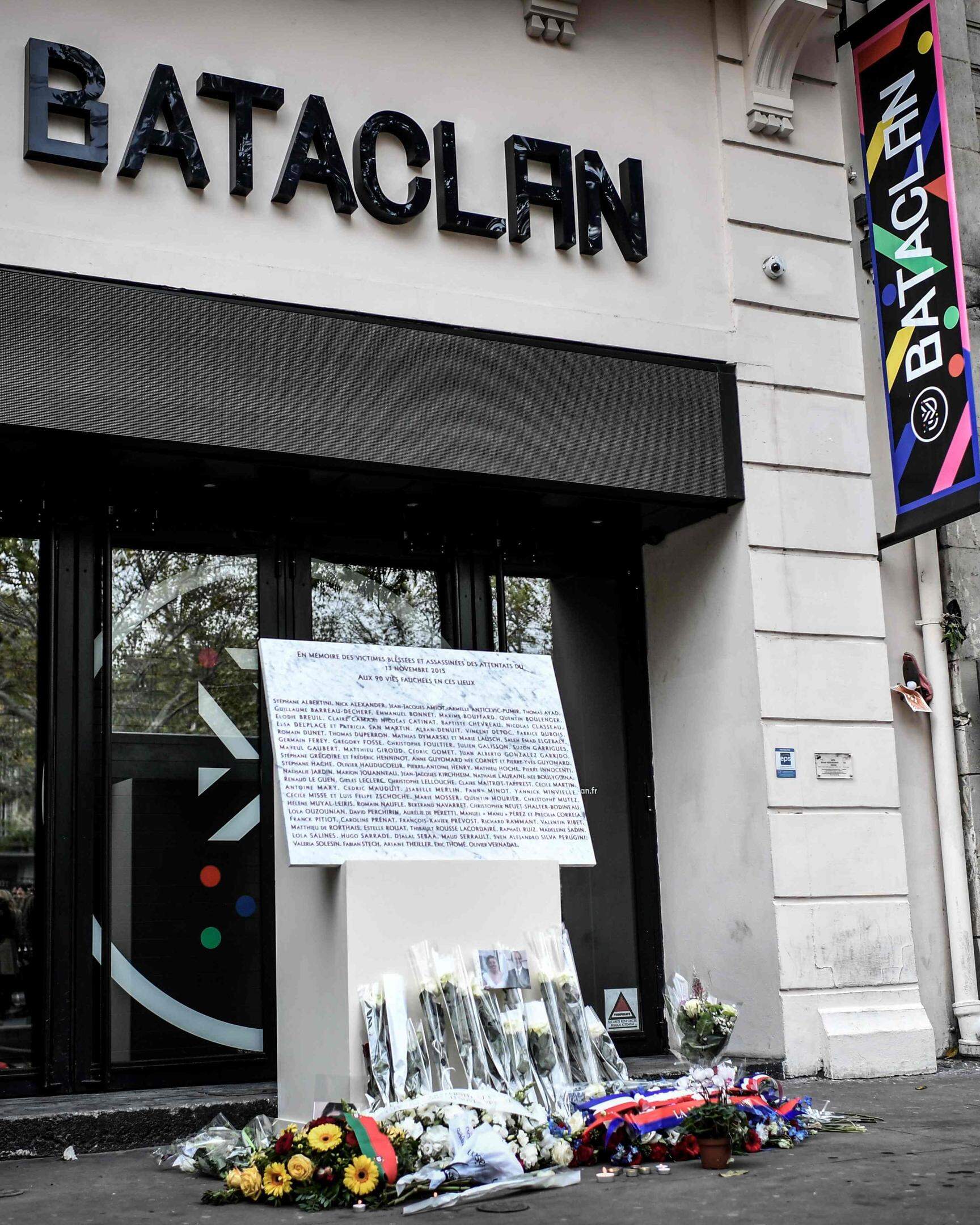 Ein Archivbild vom Bataclan fünf Jahre nach dem Attentat.  Blumen wurden zum 5. Jahrestag der schrecklichen Tat dort niedergelegt.