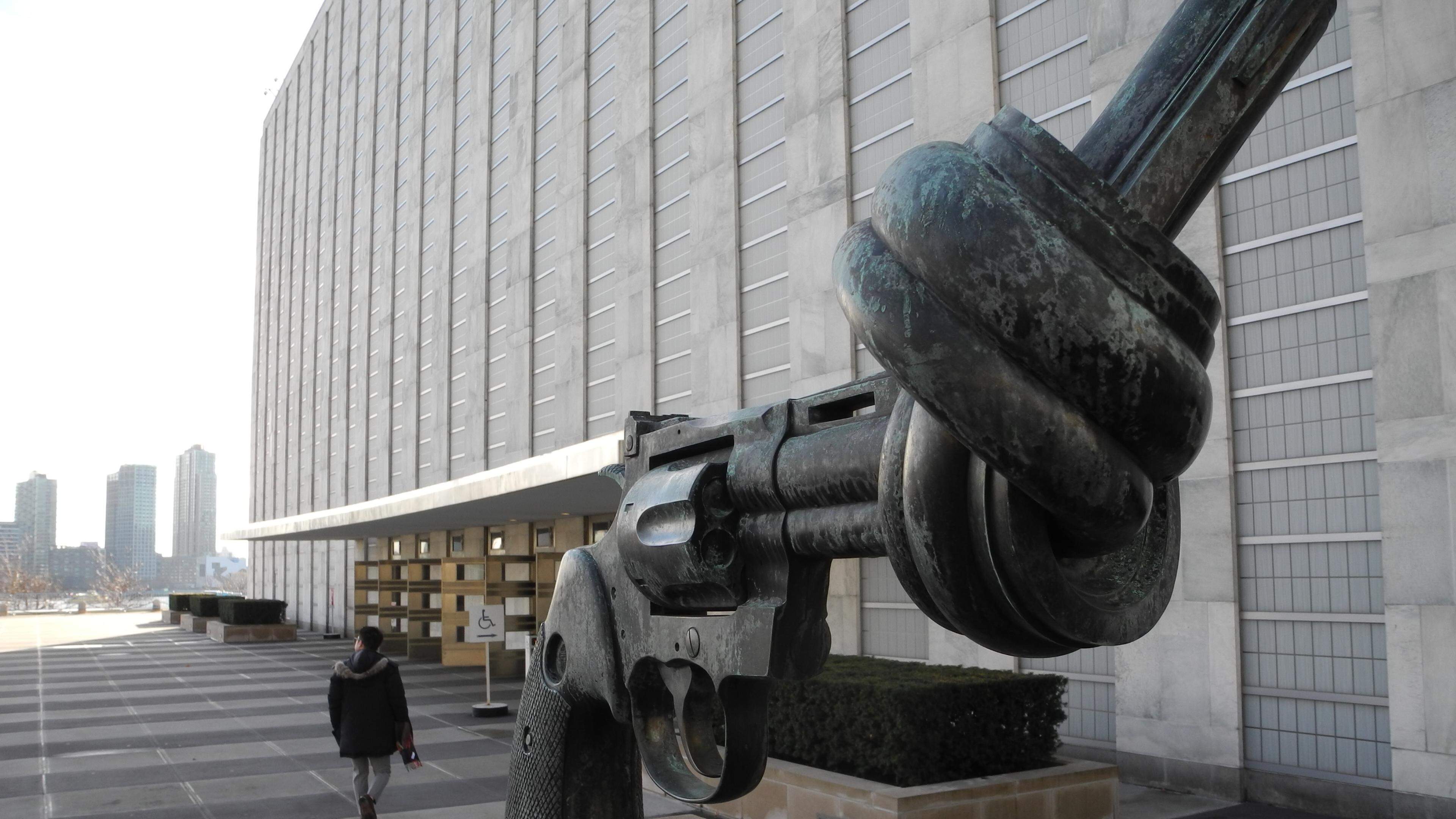 17 December 2018, US, New York: The headquarters of the United Nations in New York with the sculpture "Non Violence", also known as "The Knotted Gun", by the Swedish artist Carl Fredrik Reuterswärd. (to dpa "UN General Assembly votes on global refugee pact" on 17.12.2018) Photo: Johannes Schmitt-Tegge/dpa (Photo by Johannes Schmitt-Tegge/picture alliance via Getty Images)