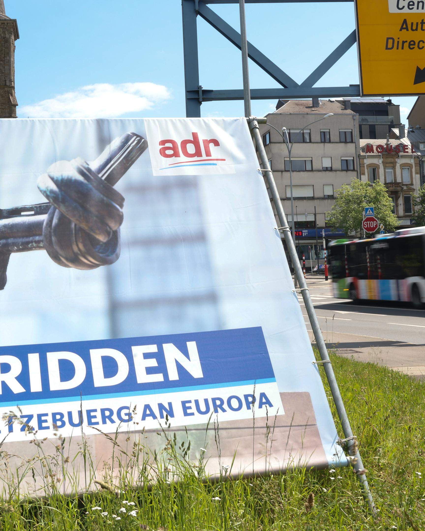Verschwinden die ADR-Wahlplakate, deren Bildmotiv ungefragt benutzt wurde? Anwälte geben der Partei eine Frist, sie bis zum 31. Mai wegzuräumen. Diese Aufnahme entstand an der Porte de Hollerich.