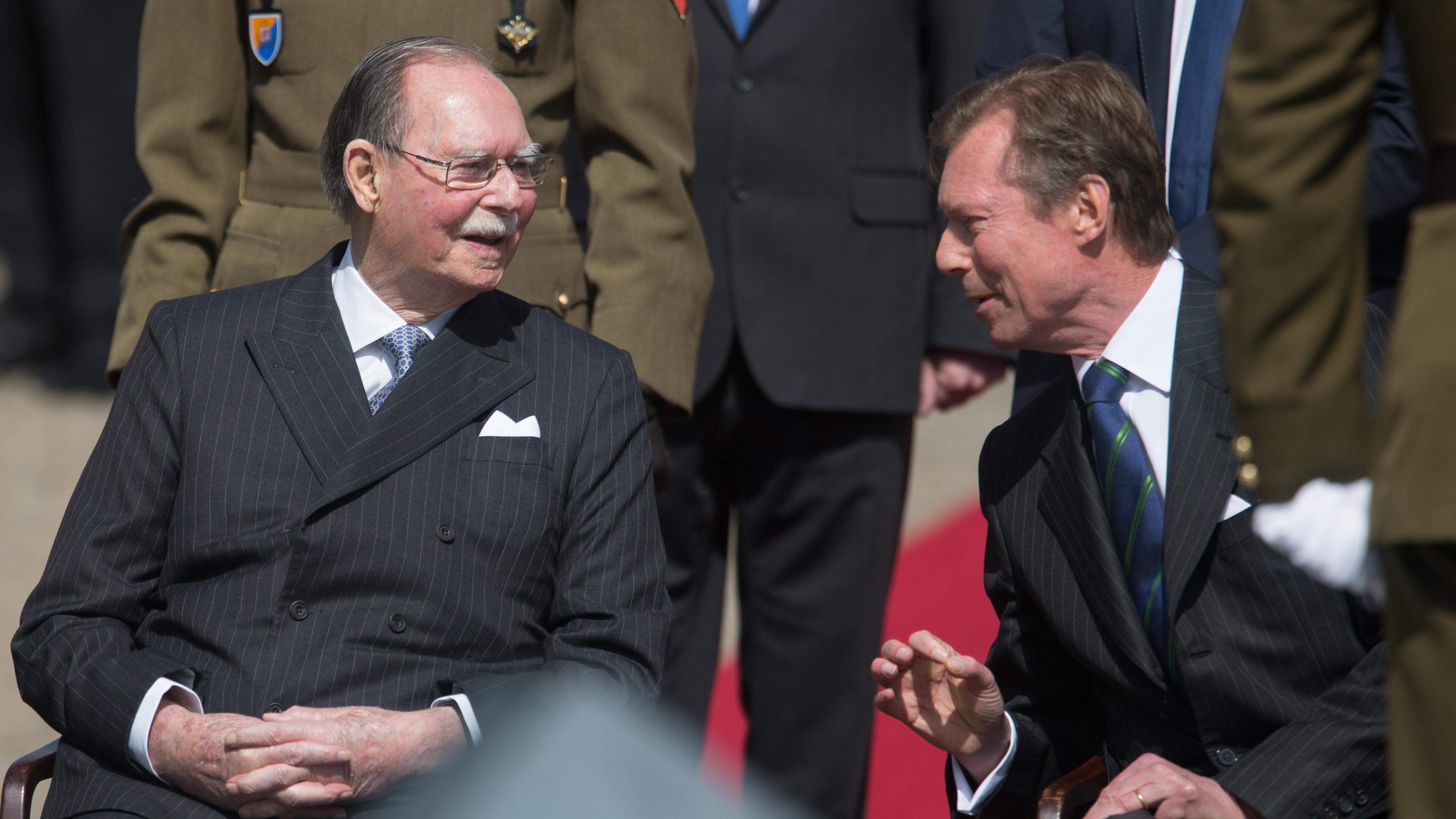 Le grand-duc Jean et son fils le grand-duc Henri, le 14 avril 2015, lors de la commémoration du 70e anniversaire du retour d’exil de la grande-duchesse Charlotte au Luxembourg.