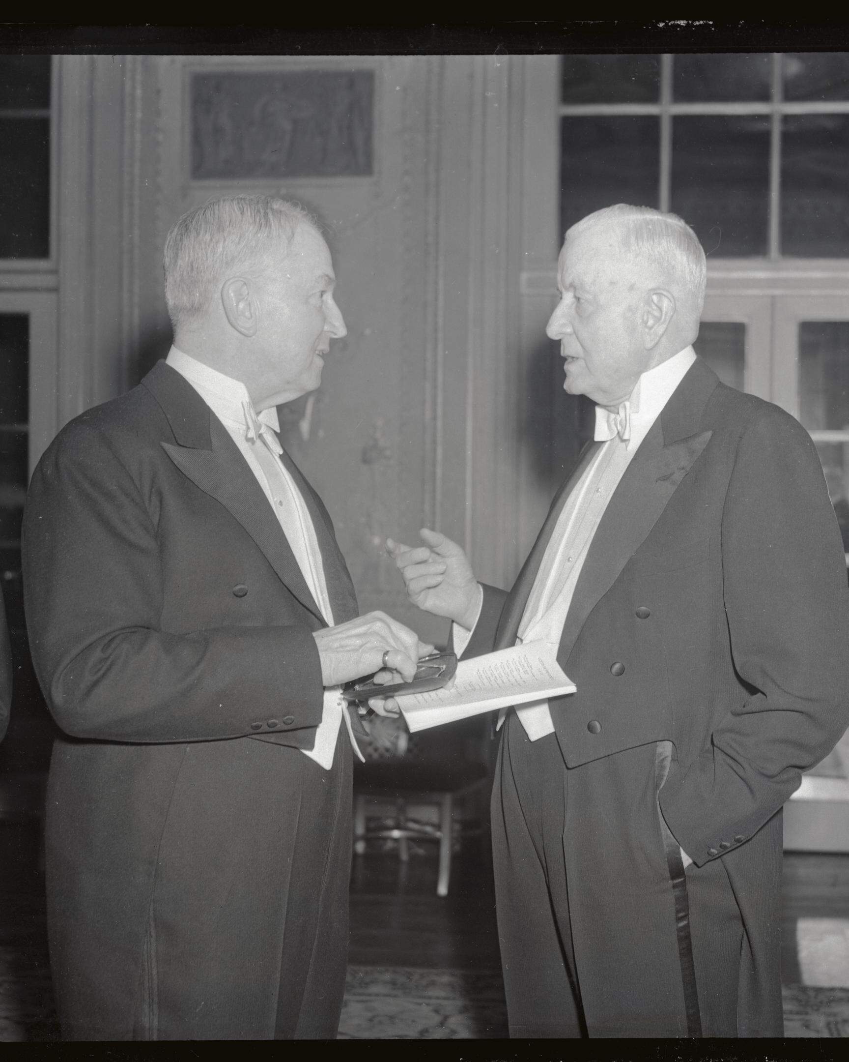 Thomas J. Watson, Präsident der International Business Machines Corporation, hier mit Frank W. Lovejoy, (l.), Präsident der Eastman Kodak Company.