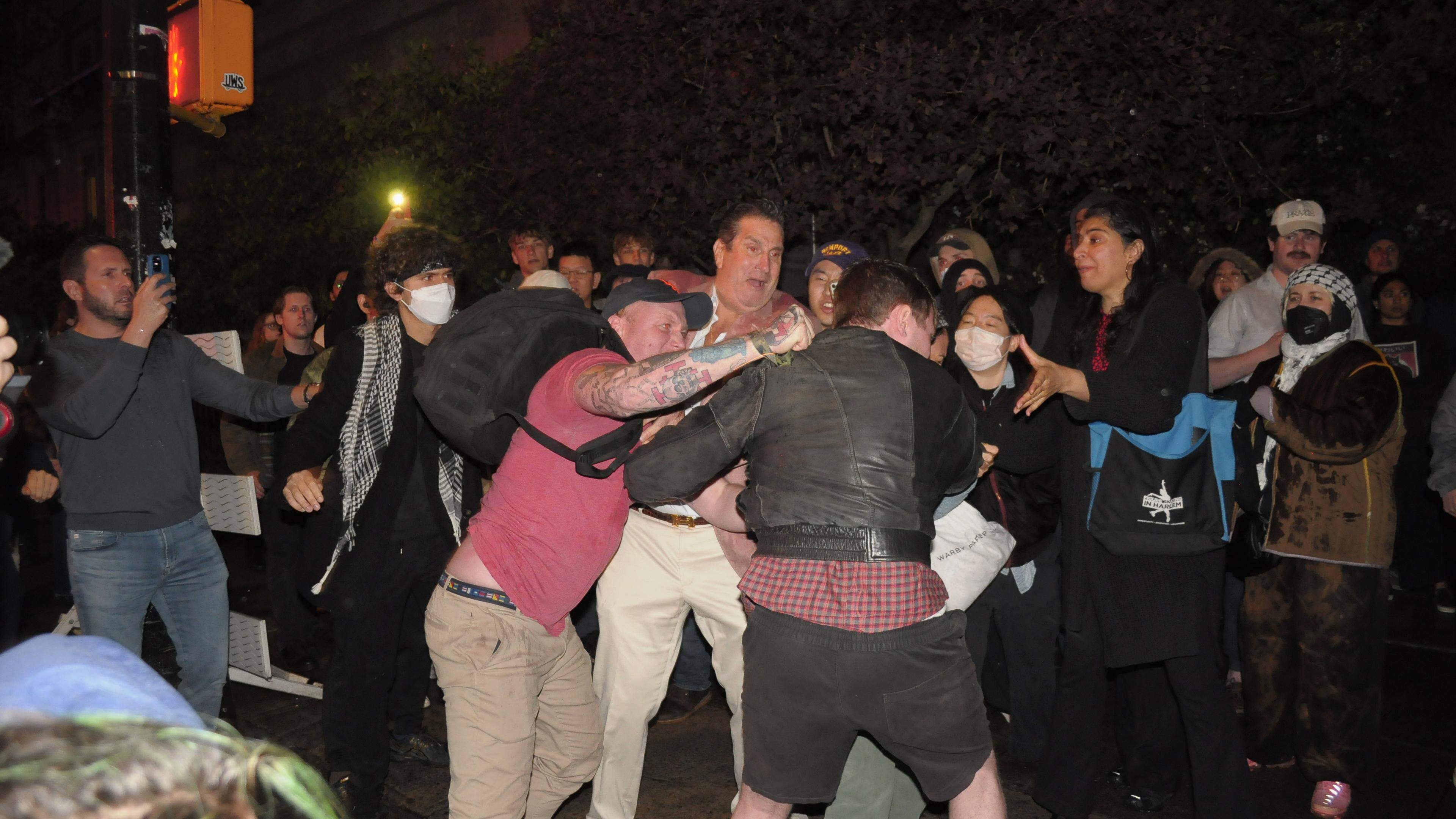 Ein proisraelischer Demonstrant, stößt mit einem propalästinensischen Demonstranten, in der Nähe der Columbia University zusammen.