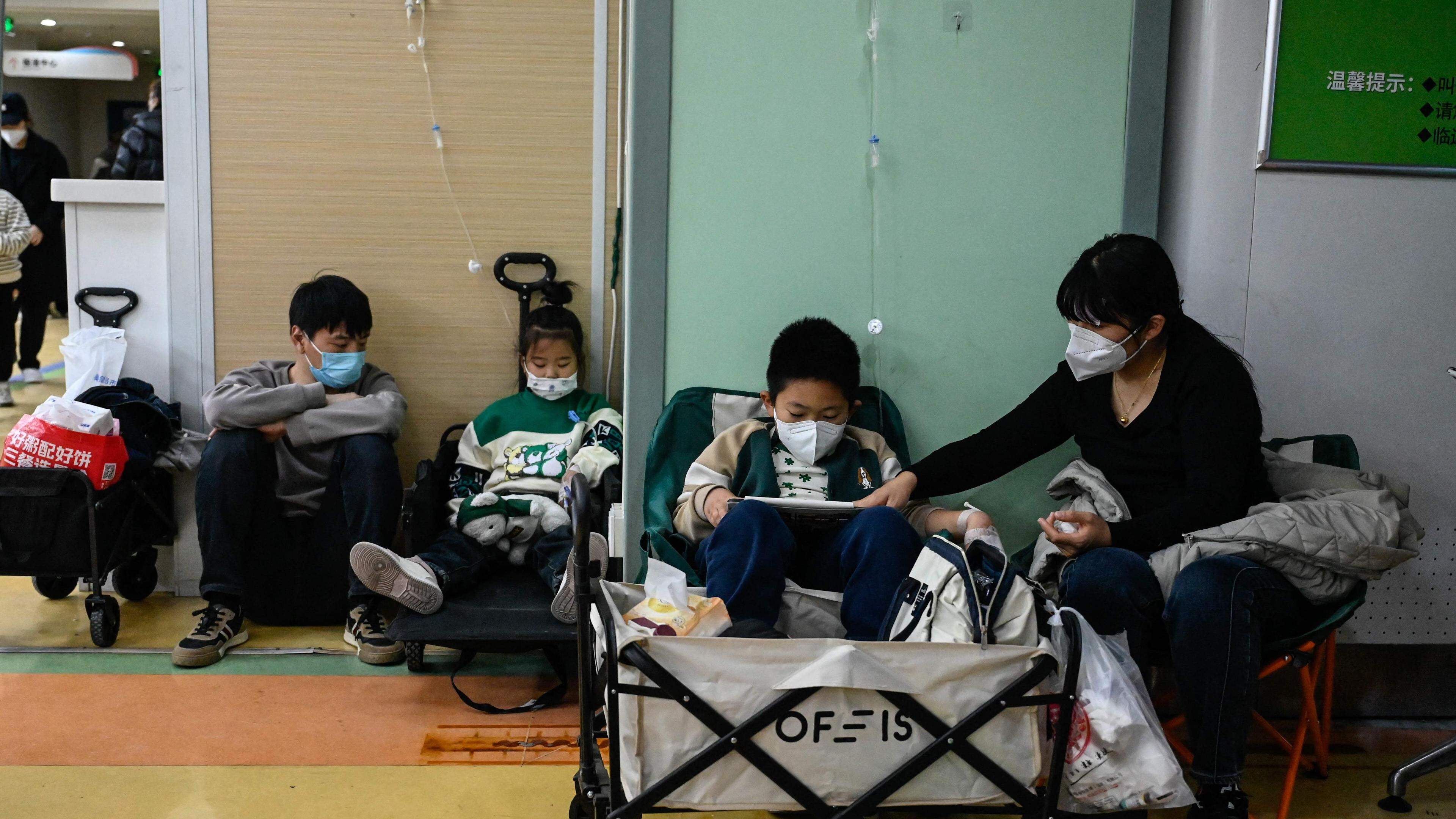 In Chinas sozialen Medien kursieren seit Tagen Berichte und Bilder von vollen Kinder-Krankenhäusern.