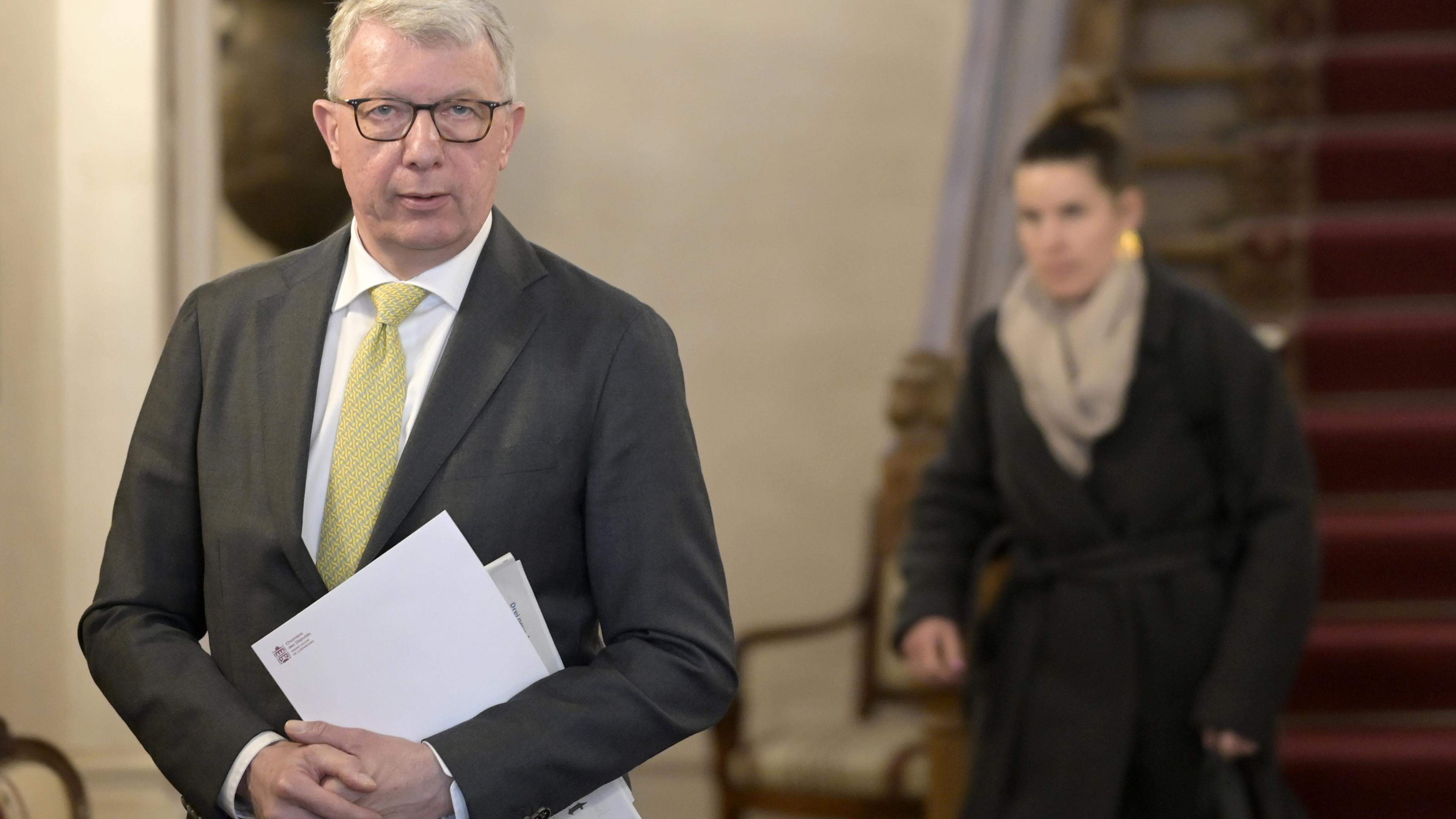 After his trip to Russia, Fernand Kartheiser reacts to his possible EKR exclusion