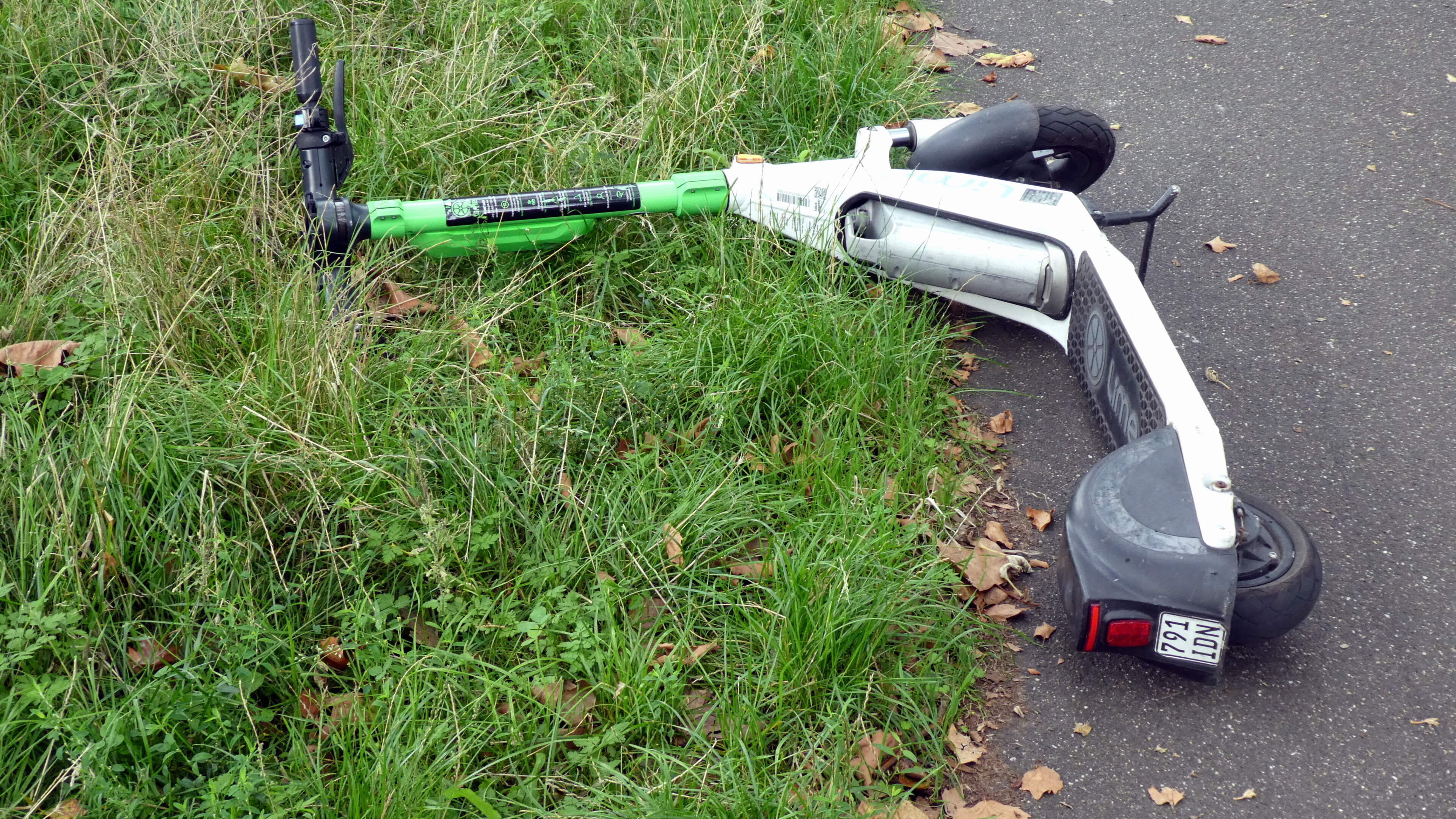 Mann stürzt mit frisiertem E-Scooter und kommt ins Krankenhaus