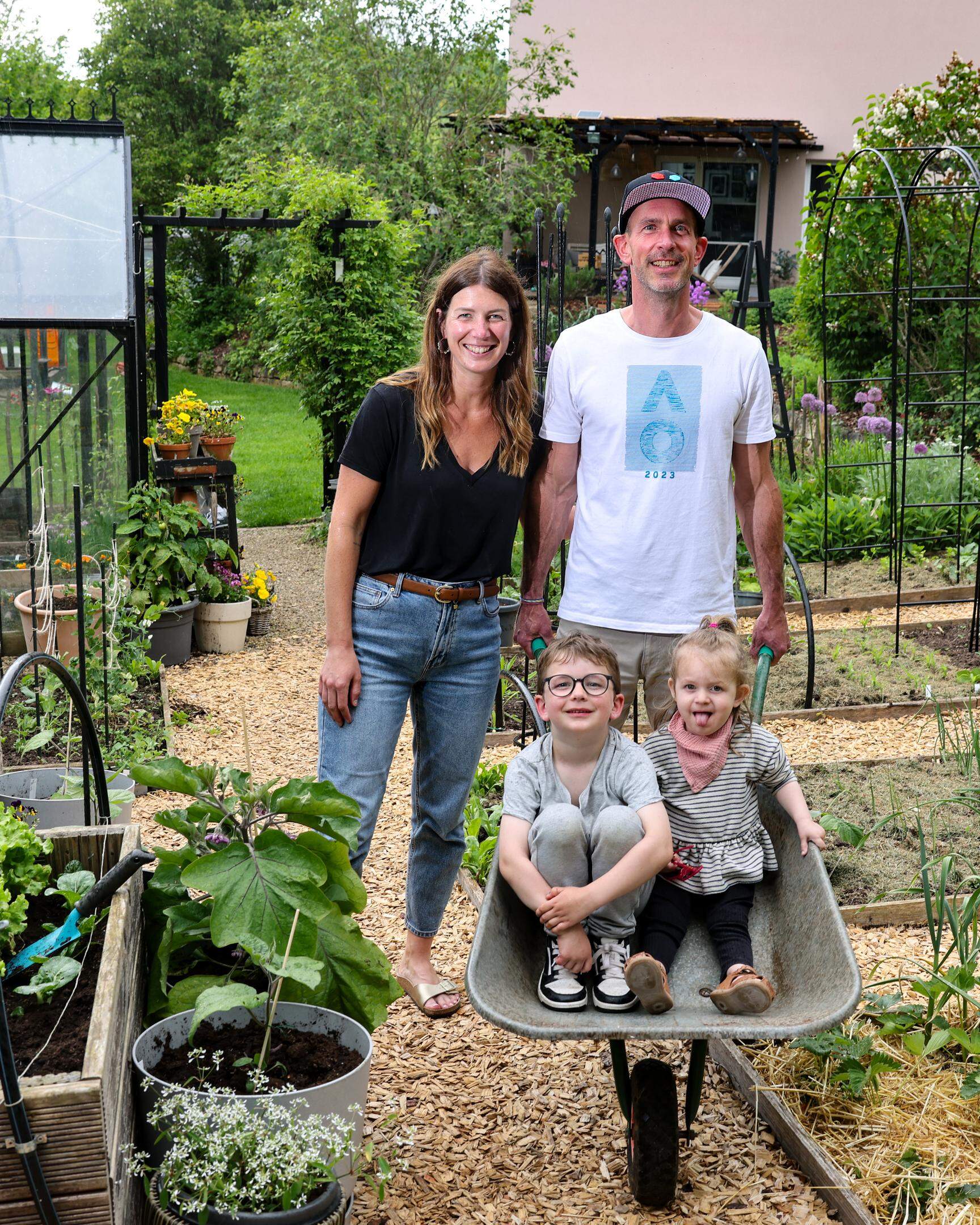Die Garteninfluencer Joy Horsmans und Milli Majerus stellen mit ihren beiden Kindern ihr Gartenreich in Bissen vor.