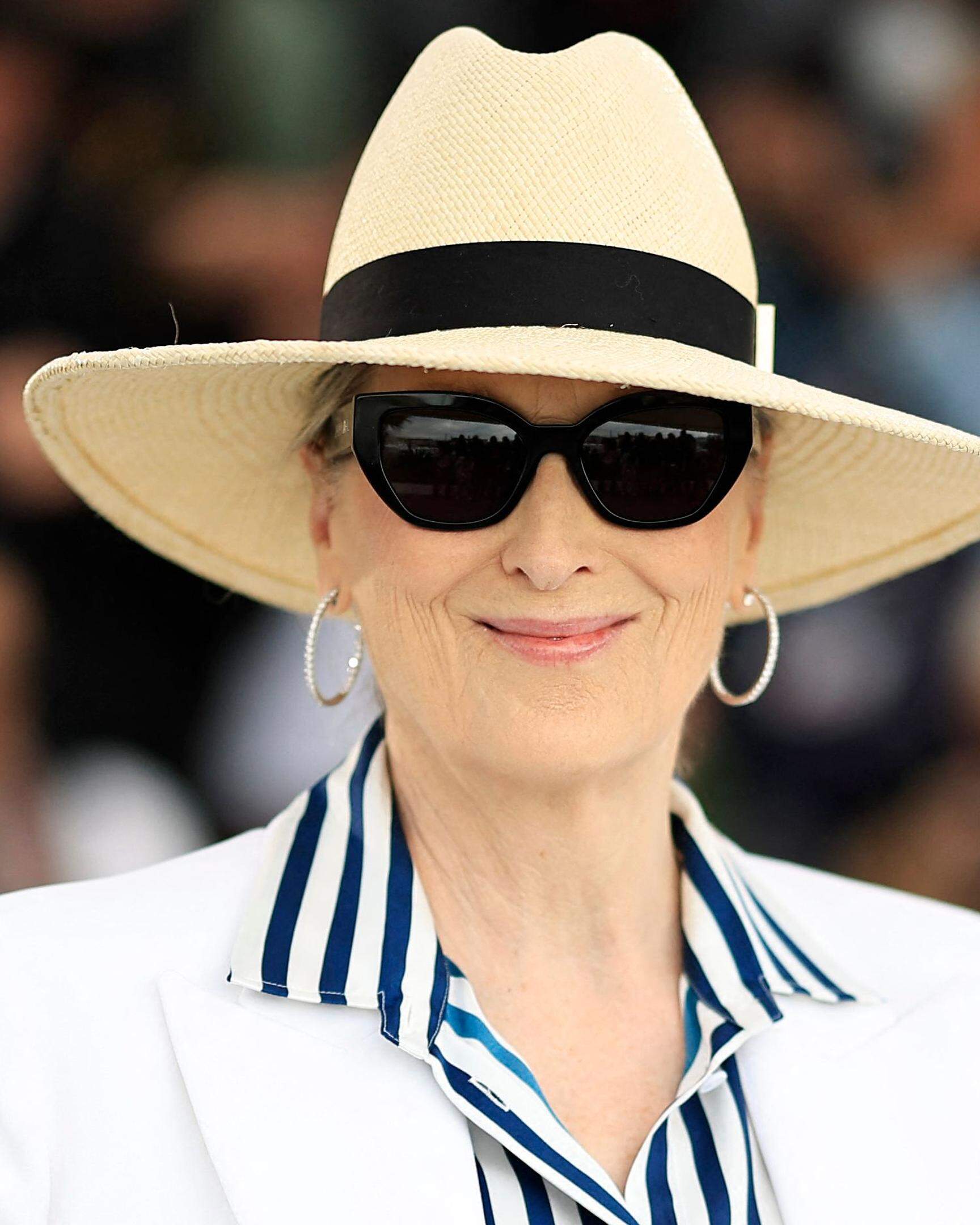 US actress Meryl Streep poses during a photocall before receiving the Honorary Palme d'Or at the 77th edition of the Cannes Film Festival in Cannes, southern France, on May 14, 2024. (Photo by Valery HACHE / AFP)