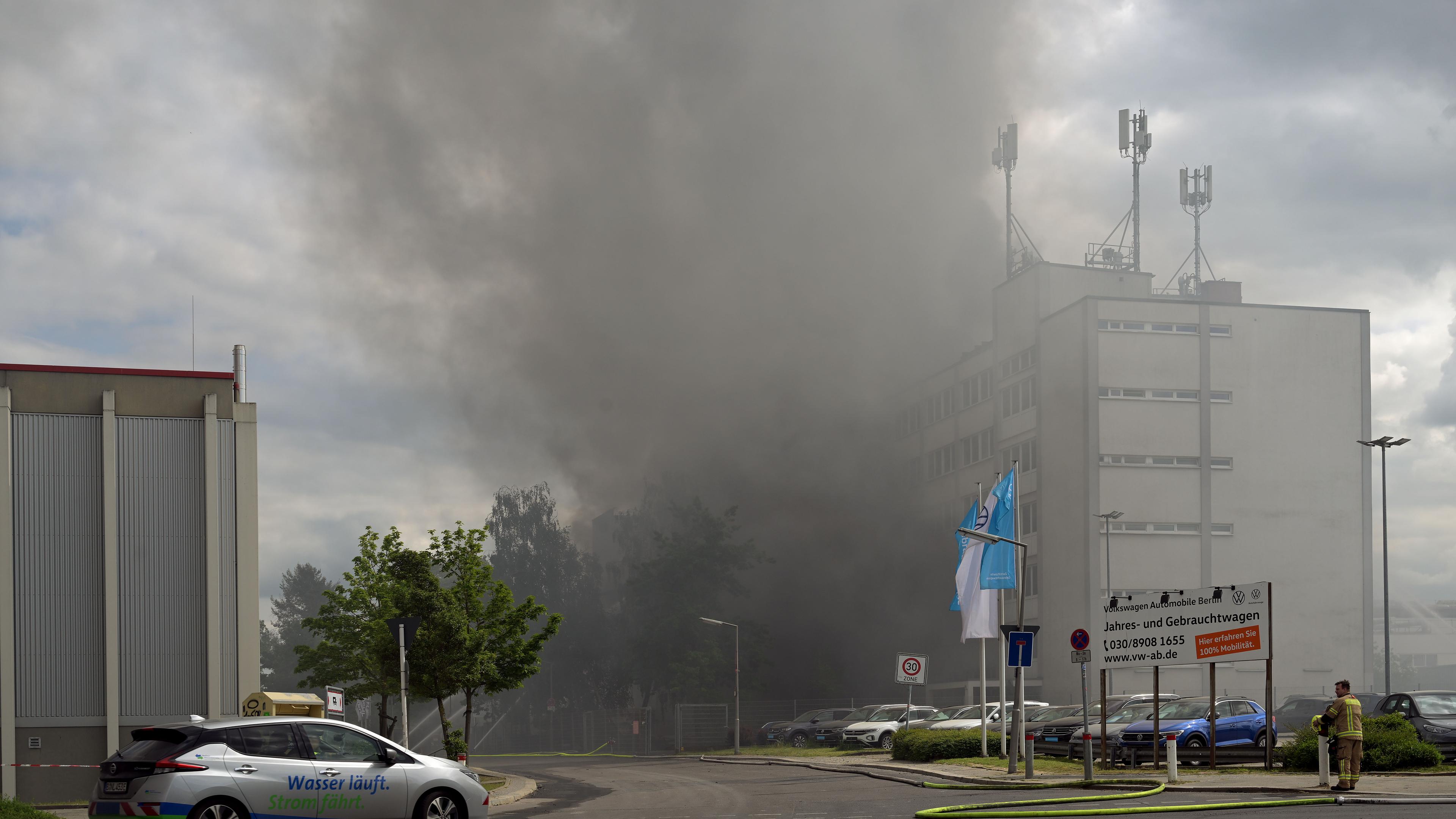 Bei einem Großbrand in einer Firma für Metalltechnik in Berlin-Lichterfelde hat sich am Freitag eine riesige Rauchwolke über dem Westen der Stadt gebildet. 