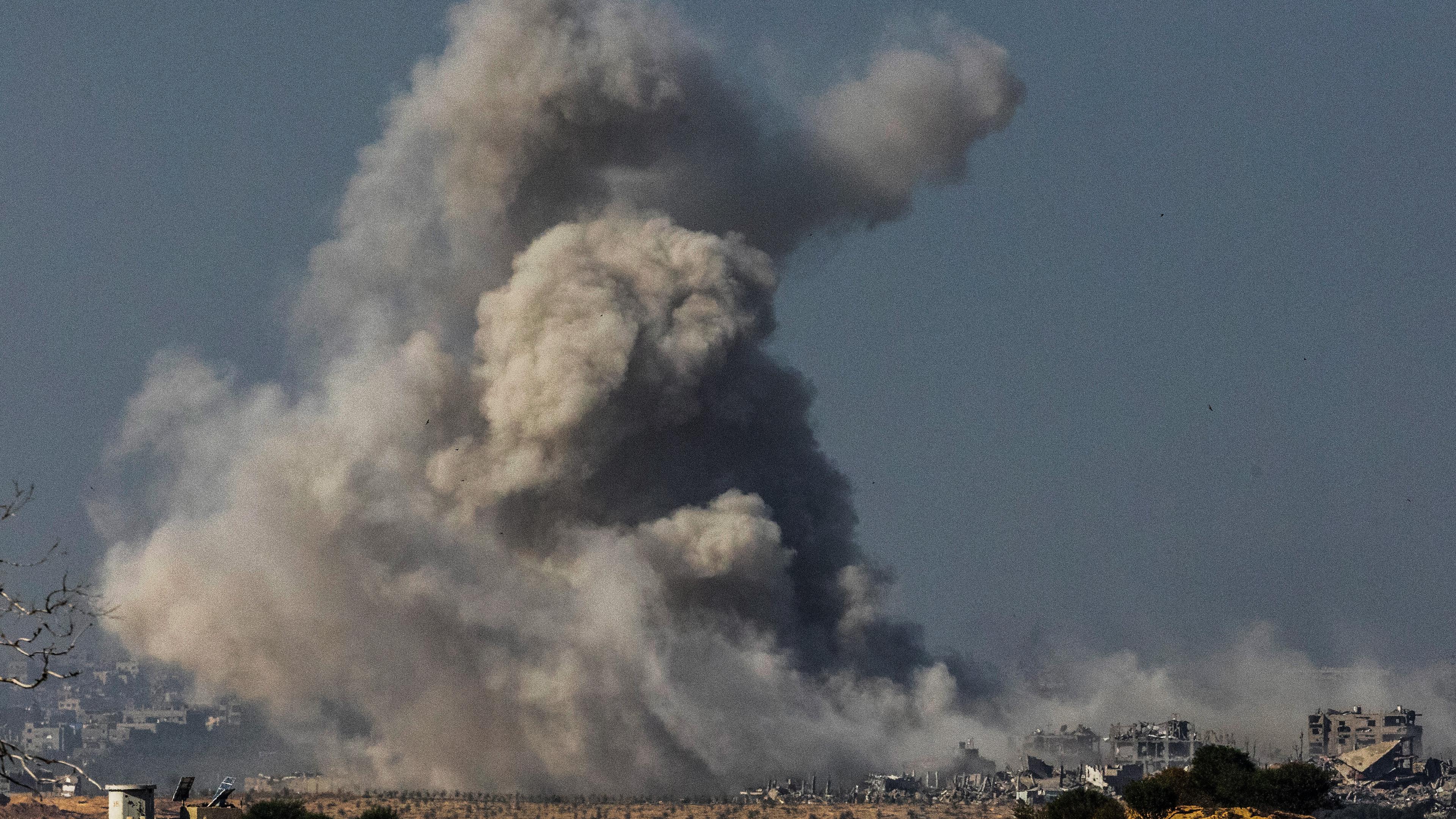 01.12.2023, Israel, Sderot: Rauch steigt am Ende einer siebentägigen Waffenruhe nach einem israelischen Luftangriff im Gazastreifen auf, vom Süden Israels aus gesehen. Die Feuerpause im Gaza-Krieg hat nicht gehalten. Israels Armee hat die Kämpfe gegen die islamistische Hamas wieder aufgenommen. Foto: Ilia Yefimovich/dpa +++ dpa-Bildfunk +++