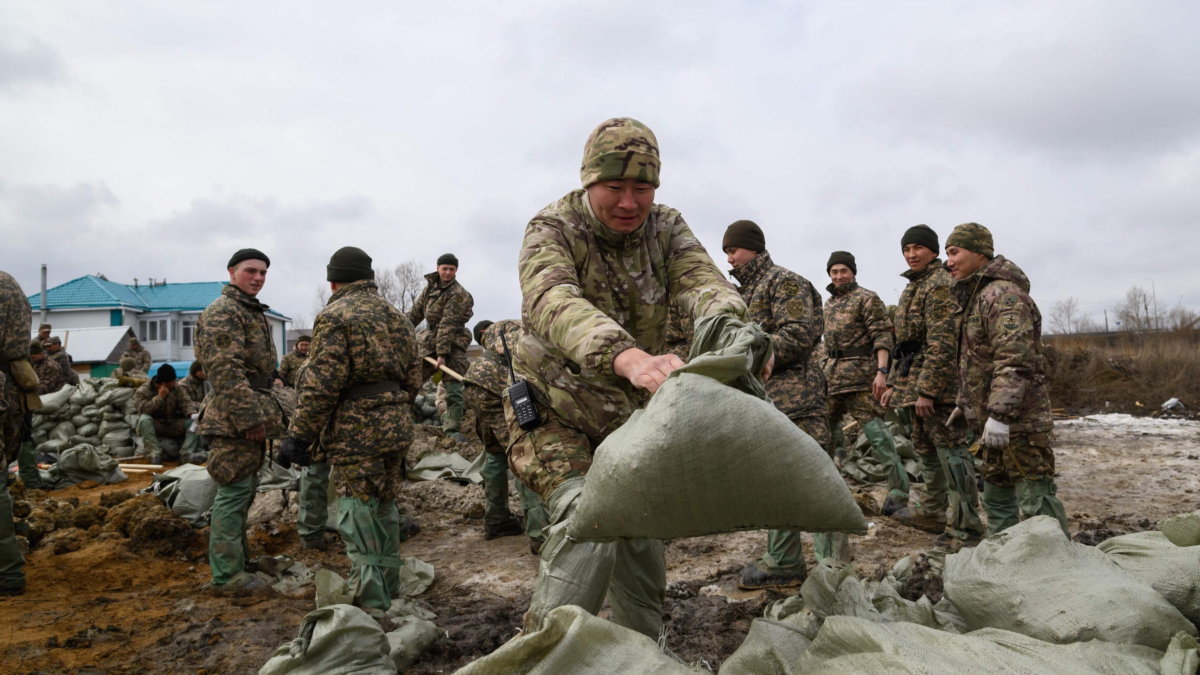 Arbeiter und Soldaten errichten Hochwassersperren in der Siedlung Zarechny am Rande der Stadt Petropavl im Norden Kasachstans, nahe der Grenze zu Russland.