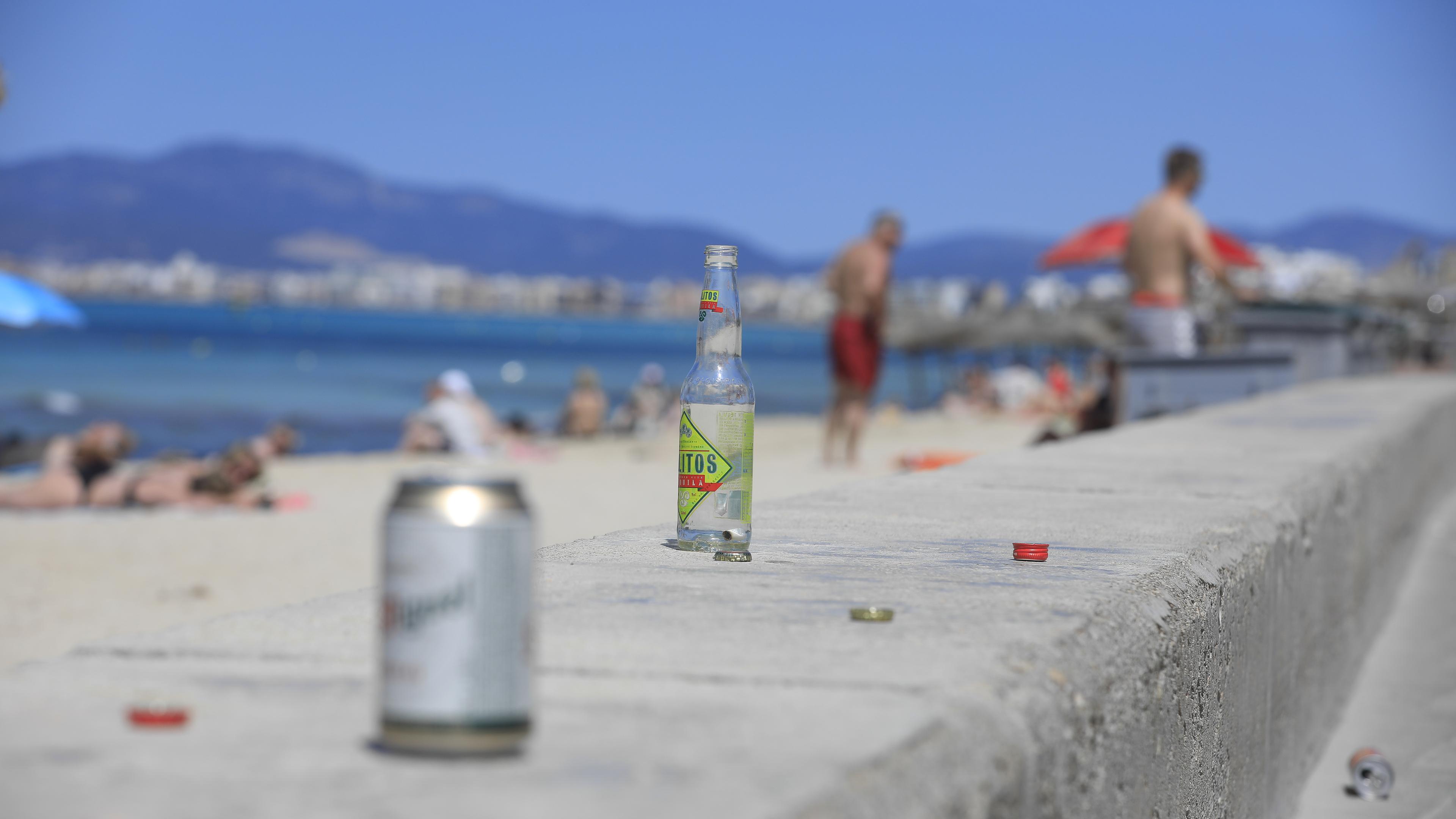 Leere Flaschen und Dosen sind am Strand Arenal zu sehen. Bald sollen Alkoholexzesse der Vergangenheit angehören. 
