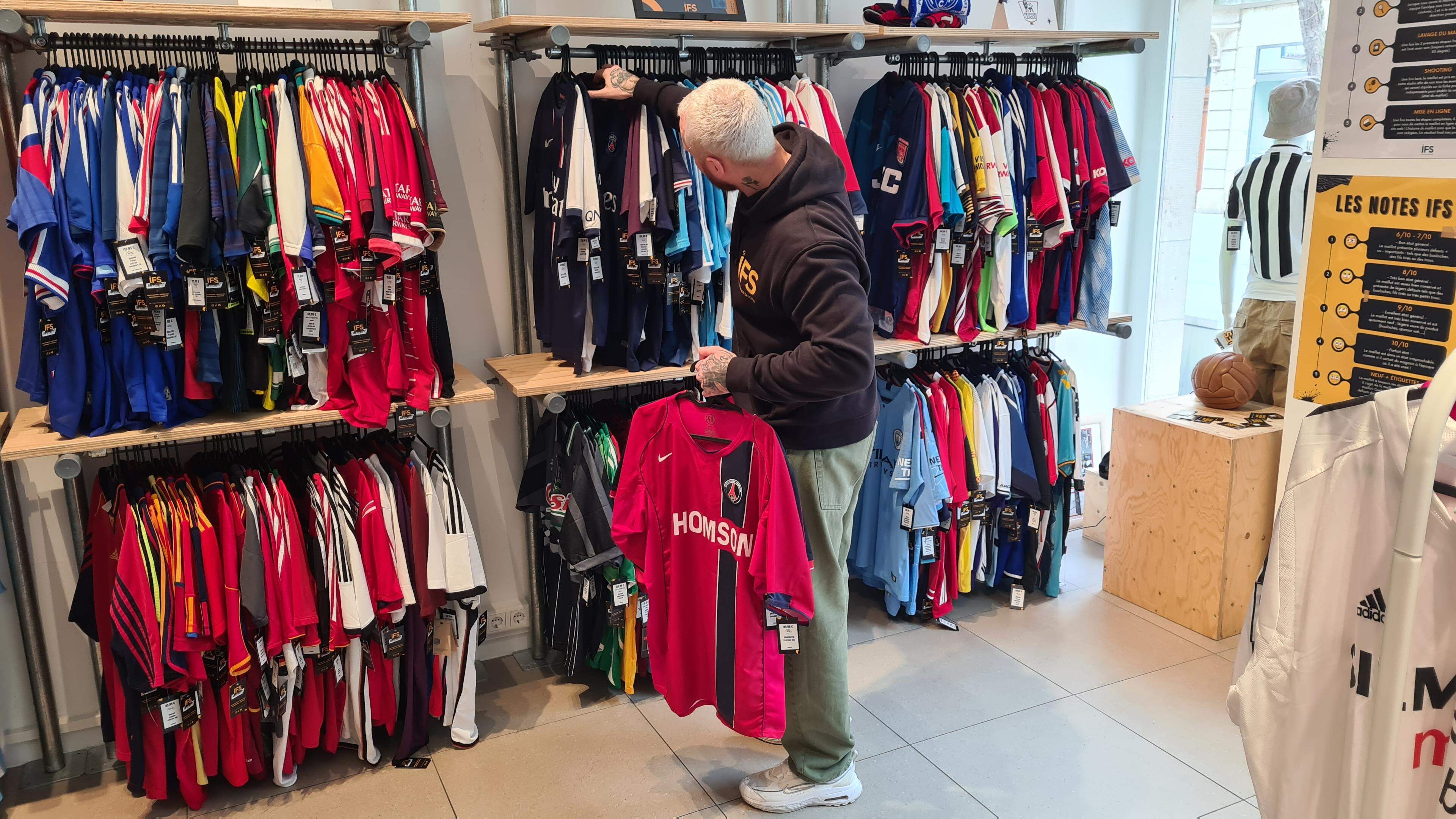 Dans le pop-up store de la rue de l’Alzette à Esch, environ 70% du stock d’Iconic Football Shop est exposé et à la vente.