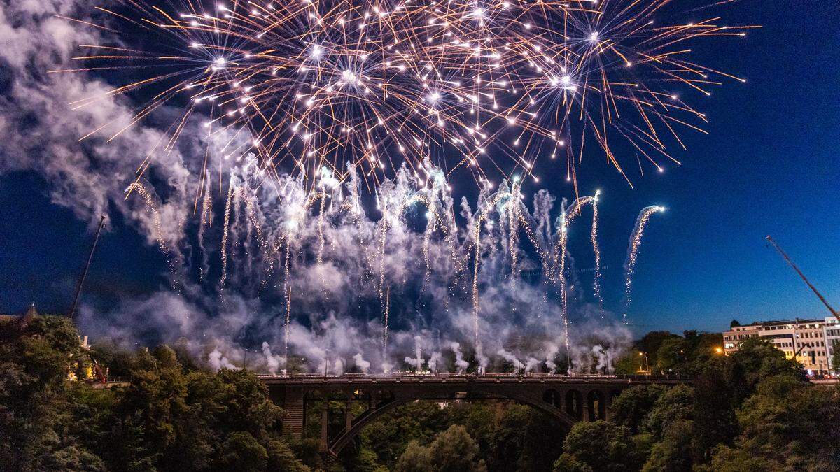 Fakelzuch-Feuerwerk-und-Flugzeuge-So-k-nnte-Ihr-Nationalfeiertag-ablaufen