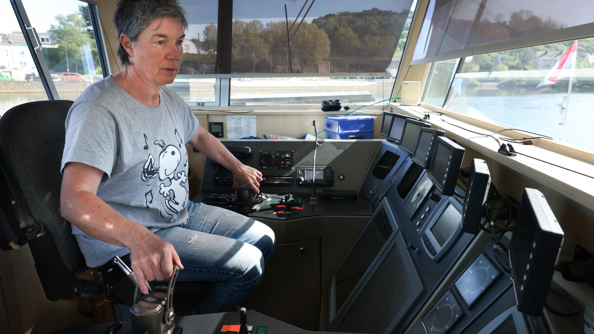 30.04.2025 Fähre , Autofähre Wasserbillig - Oberbillig ( D ) , Frau als Steuermann ( Steuerfrau ) , Flussschiffsfahrt , Mosel , Moselfähre , Andrea Greif Fahrfüherin ,  Foto : Marc Wilwert