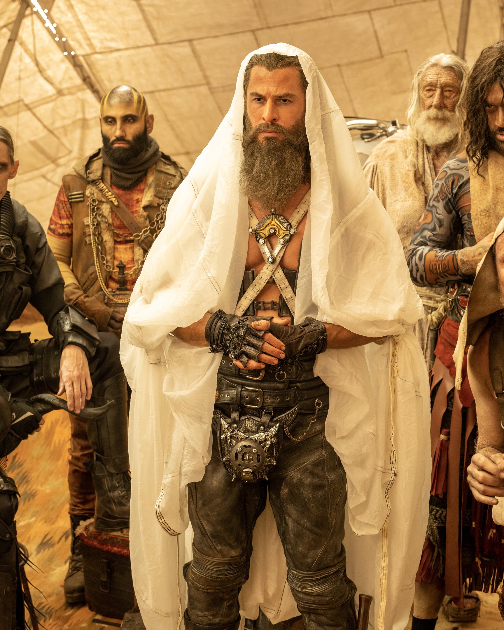 Chris Hemsworth spielt in „Furiosa: A Mad Max Saga“ den gefühlslosen Dementus. 