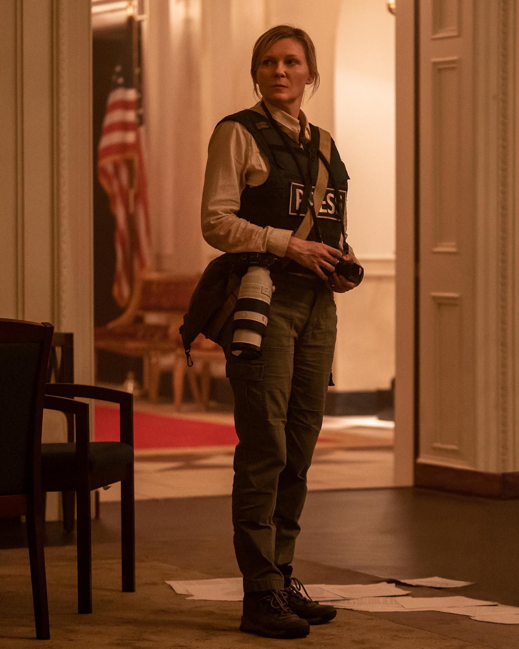 Kirsten Dunst spielt in „Civil War“ eine eigentlich abgebrühte Fotoreporterin, die in den Strudel der zusammenbrechenden Verhältnisse in den USA gerät.