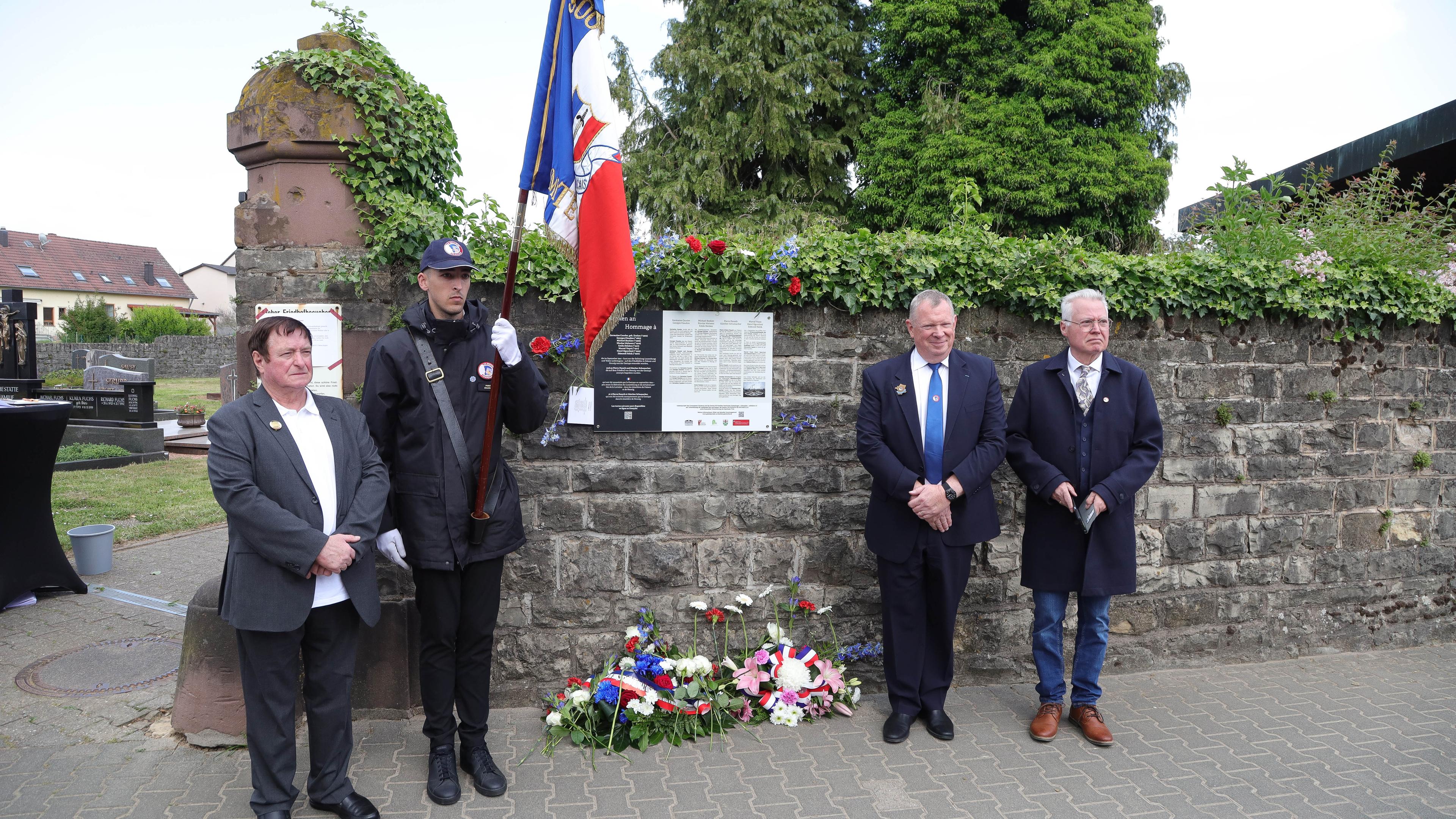 Nennig reveals the plaque for murdered Luxemburger