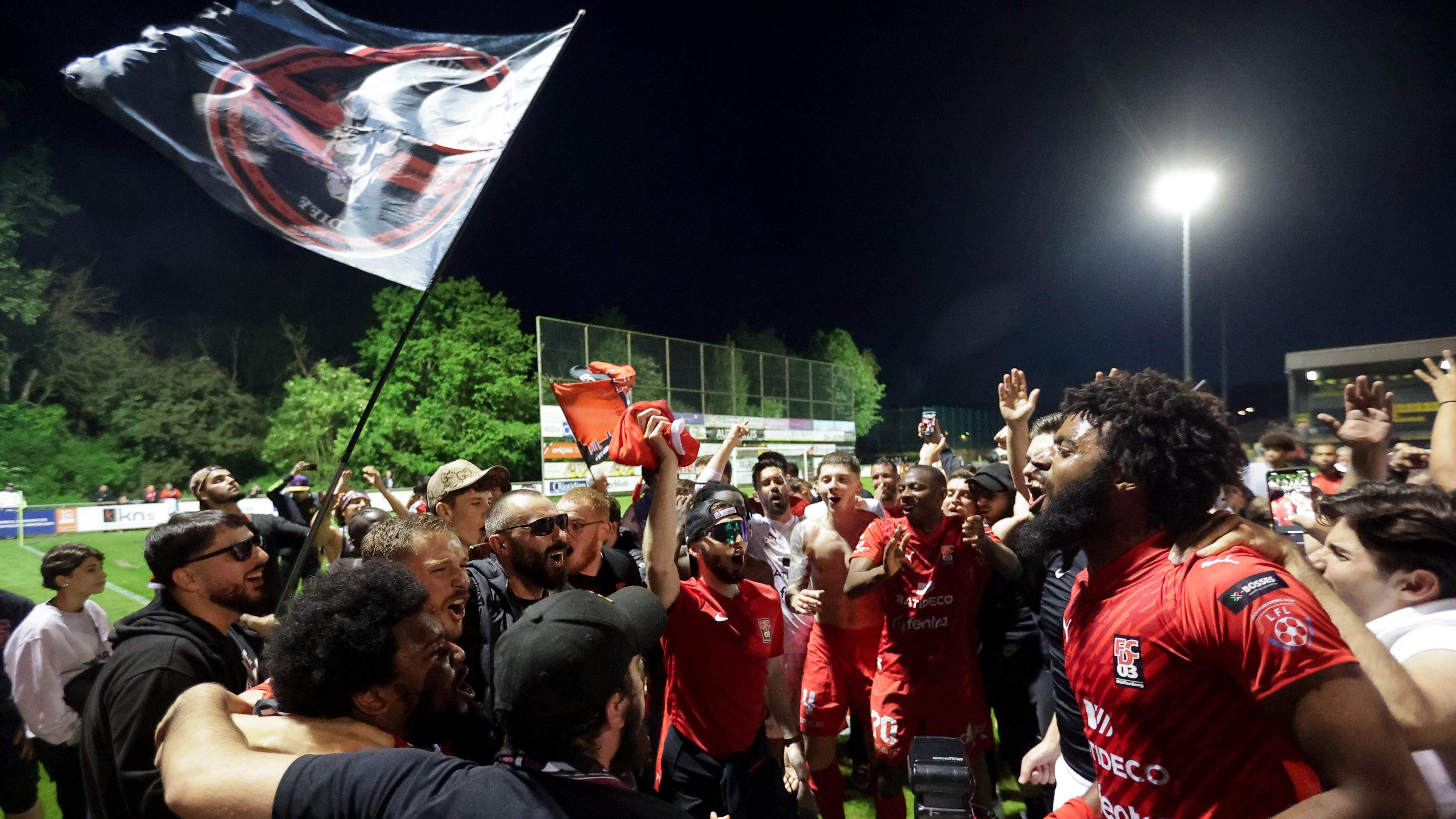 Communion entre les joueurs differdangeois (Gianni Monteiro au premier plan) et les supporters quelques minutes après la victoire.