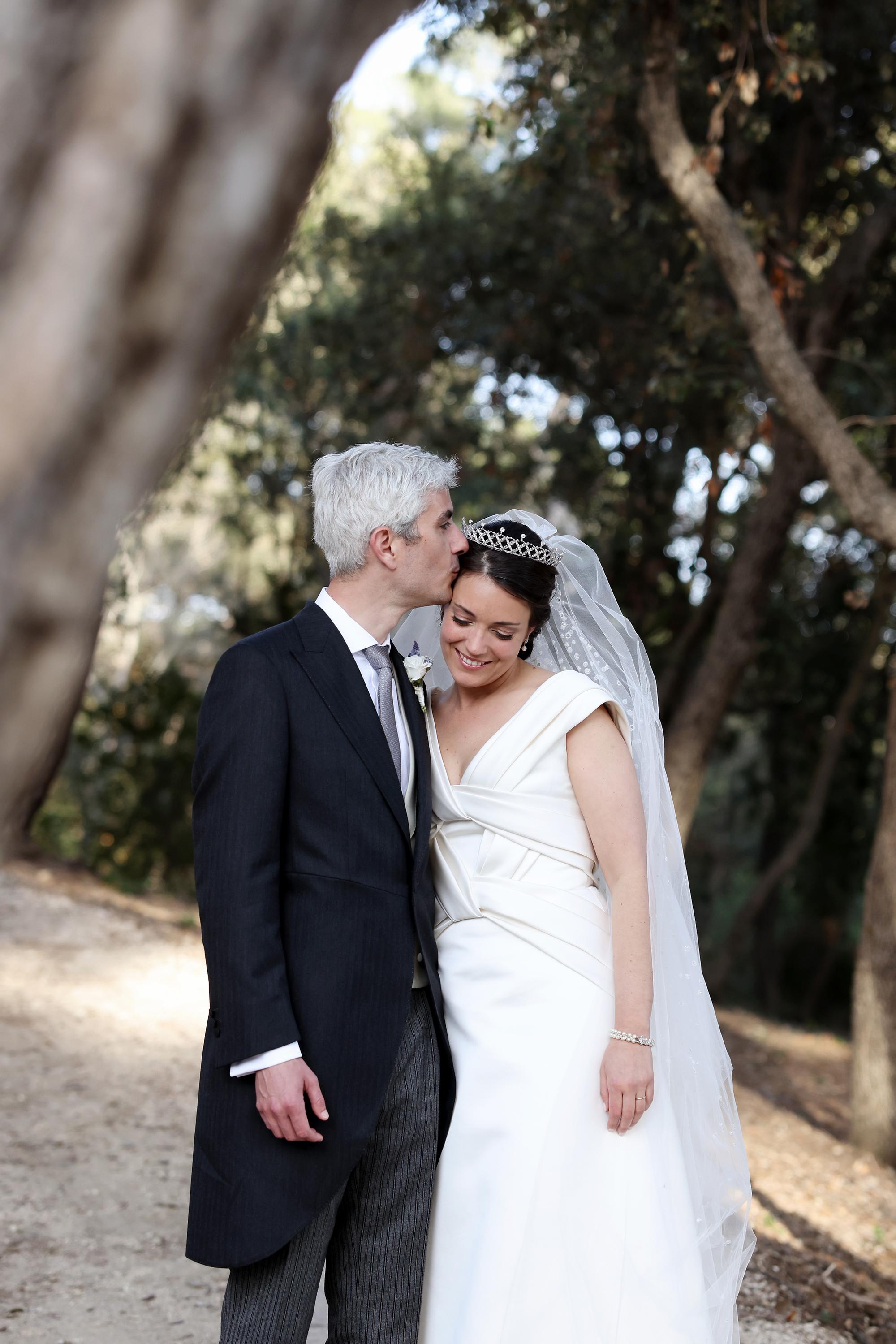 Auf ein Leben voller Liebe und Glück: Das Brautpaar posierte mit einer innigen Geste für die Fotografin.