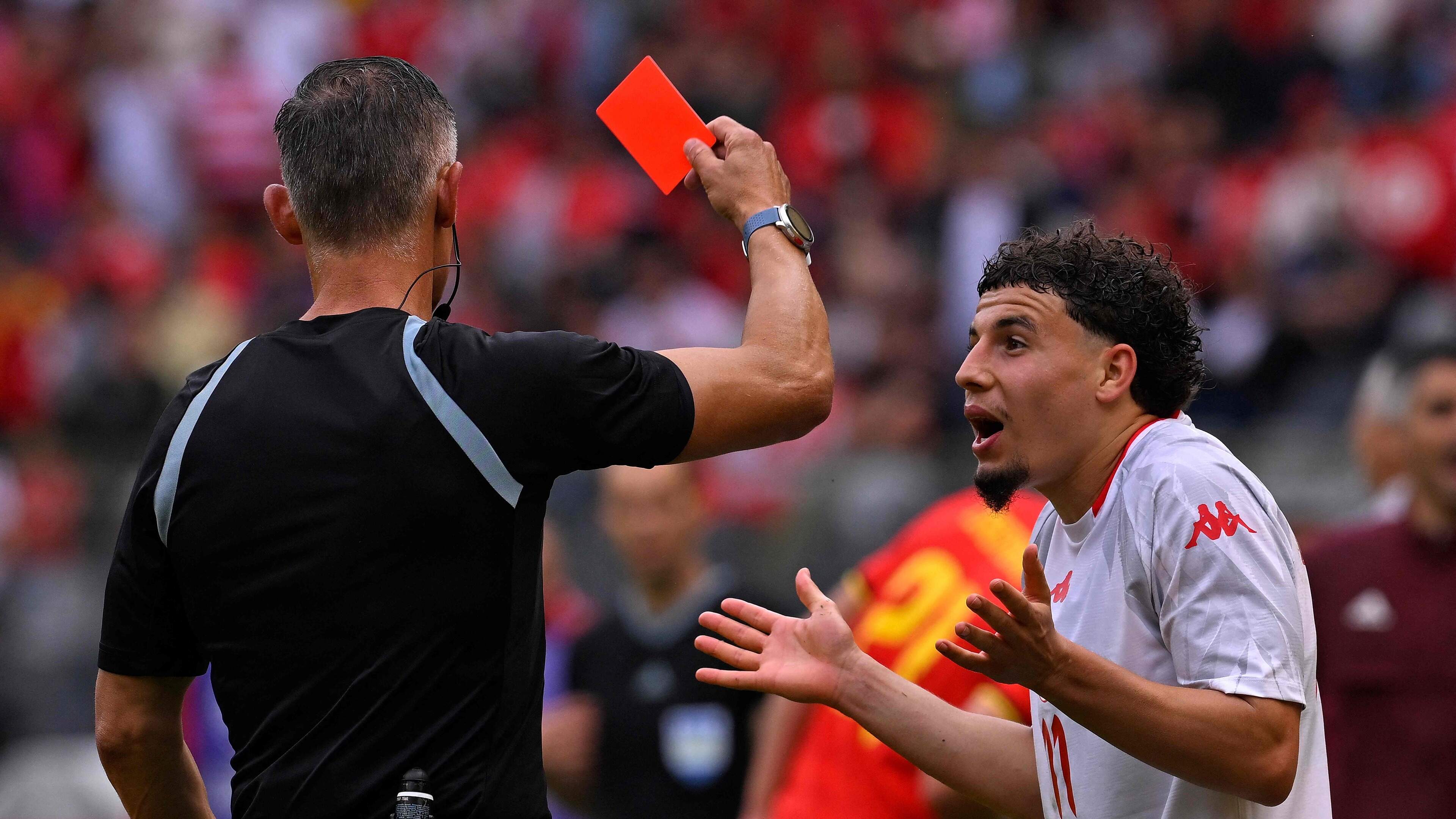 Neue Regeln bei der Fußball-WM stellen Schiedsrichter vor He