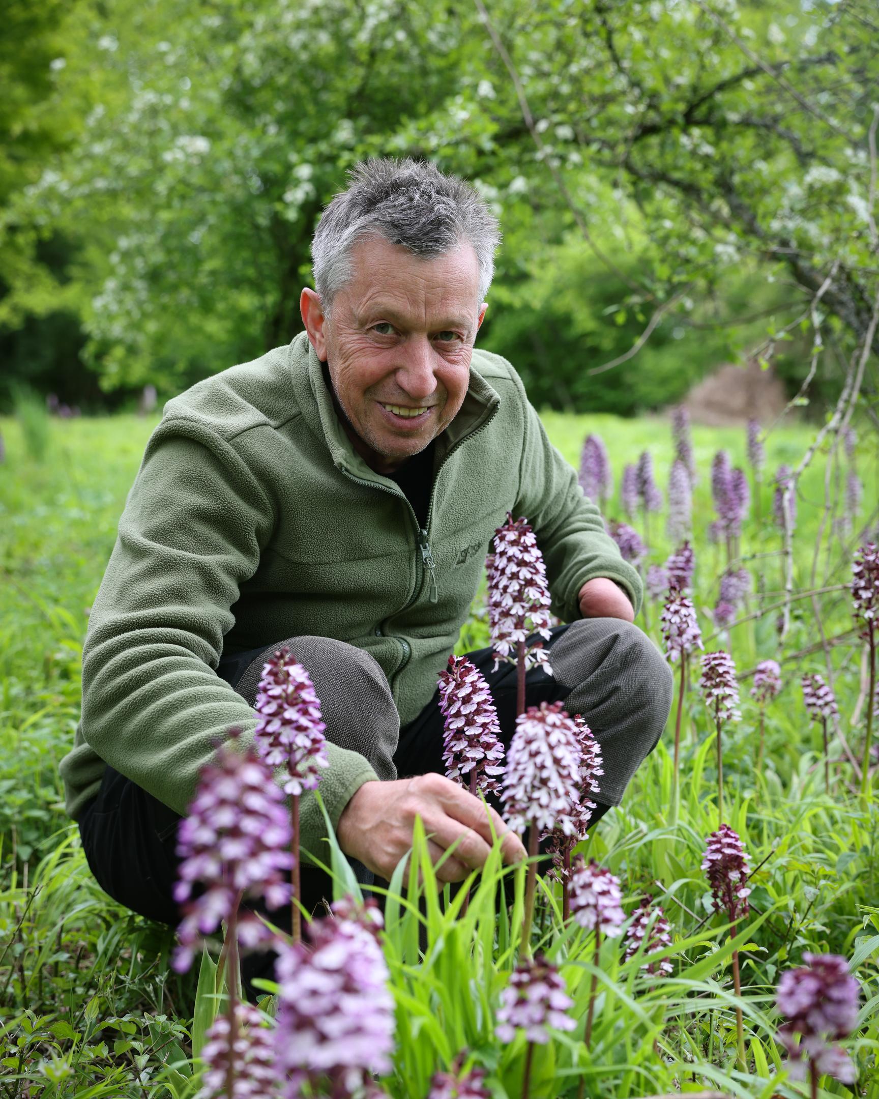 Georges Moes auf einem wiederbelebten Halbtrockenrasen bei Wintringen. Er freut sich, dass sich die Orchideen hier anscheinend wohlfühlen. 