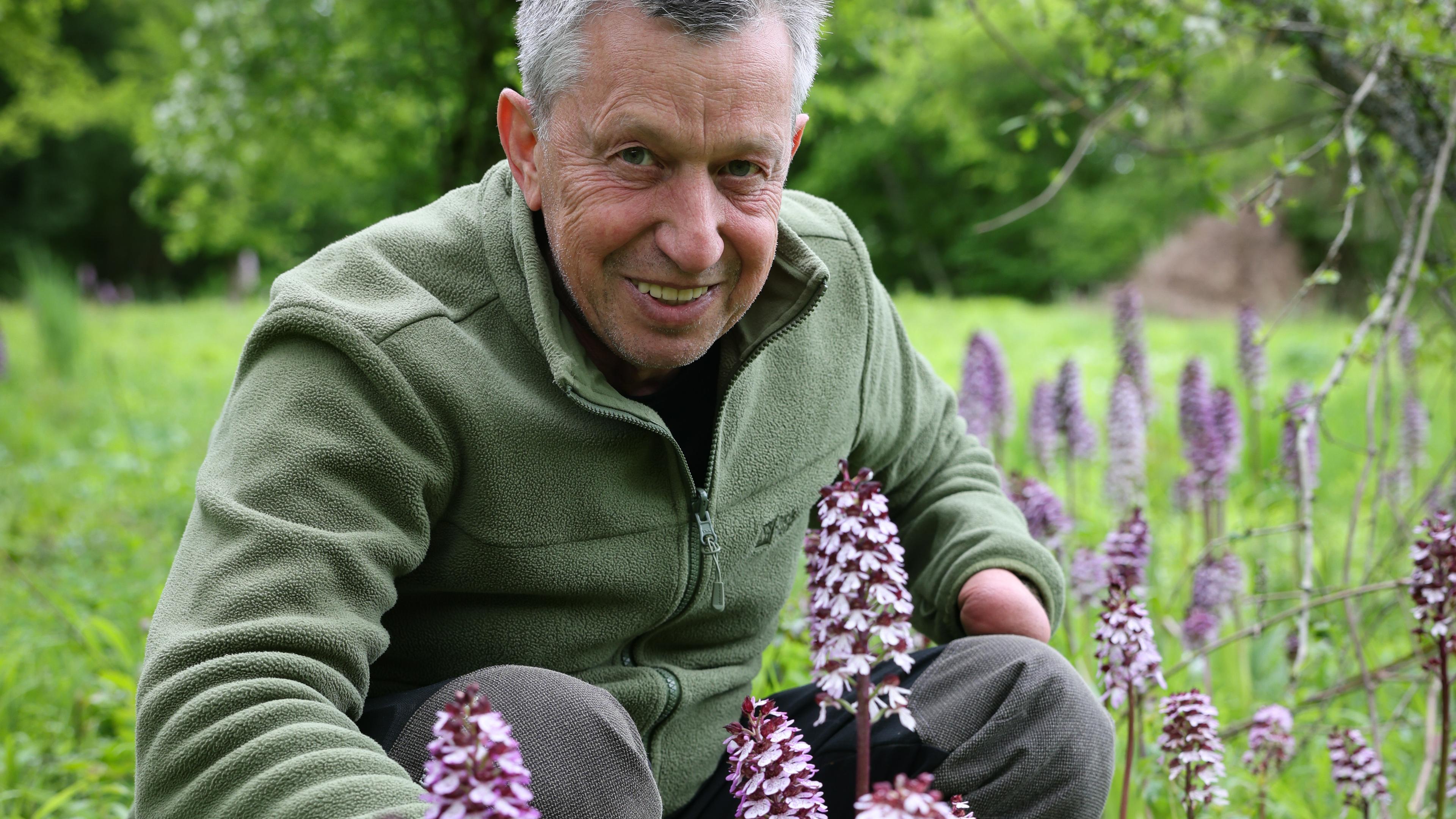 Georges Moes sur une pelouse semi-sèche réanimée près de Wintrange. Il se réjouit de voir que les orchidées semblent s’y sentir bien.