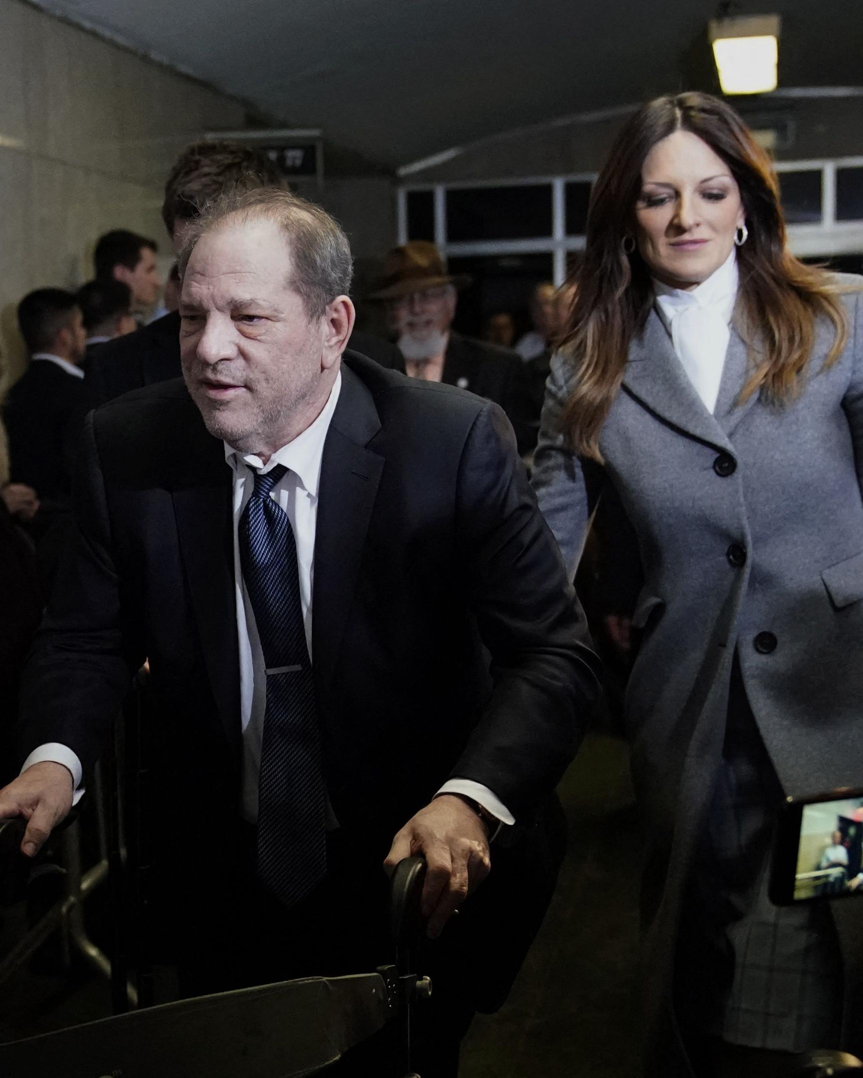 Das Archivfoto zeigt Harvey Weinstein vor dem Gericht in Manhatten im Februar 2020.