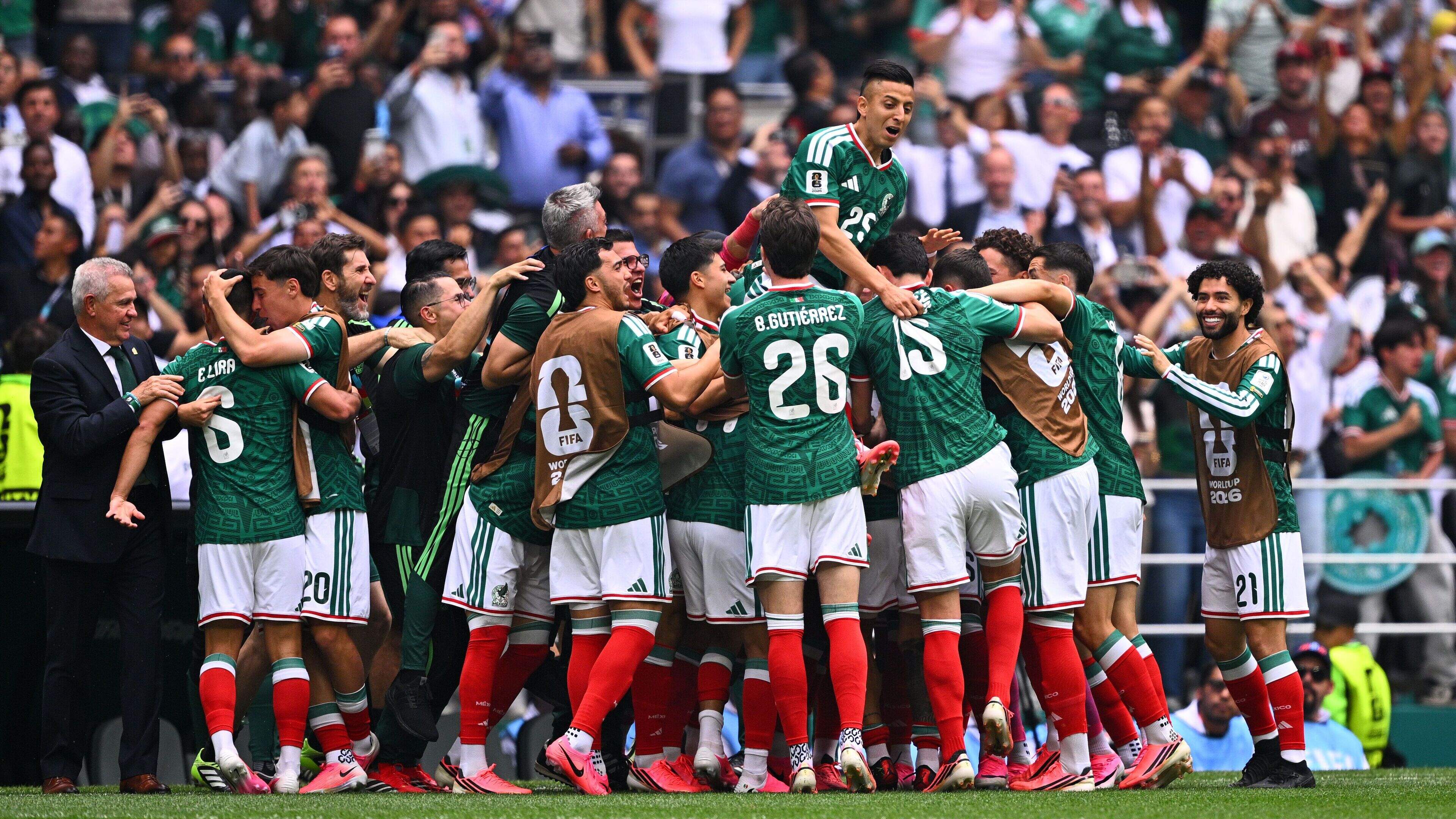 Drei Rote Karten im Eröffnungsspiel: Mexiko starte
