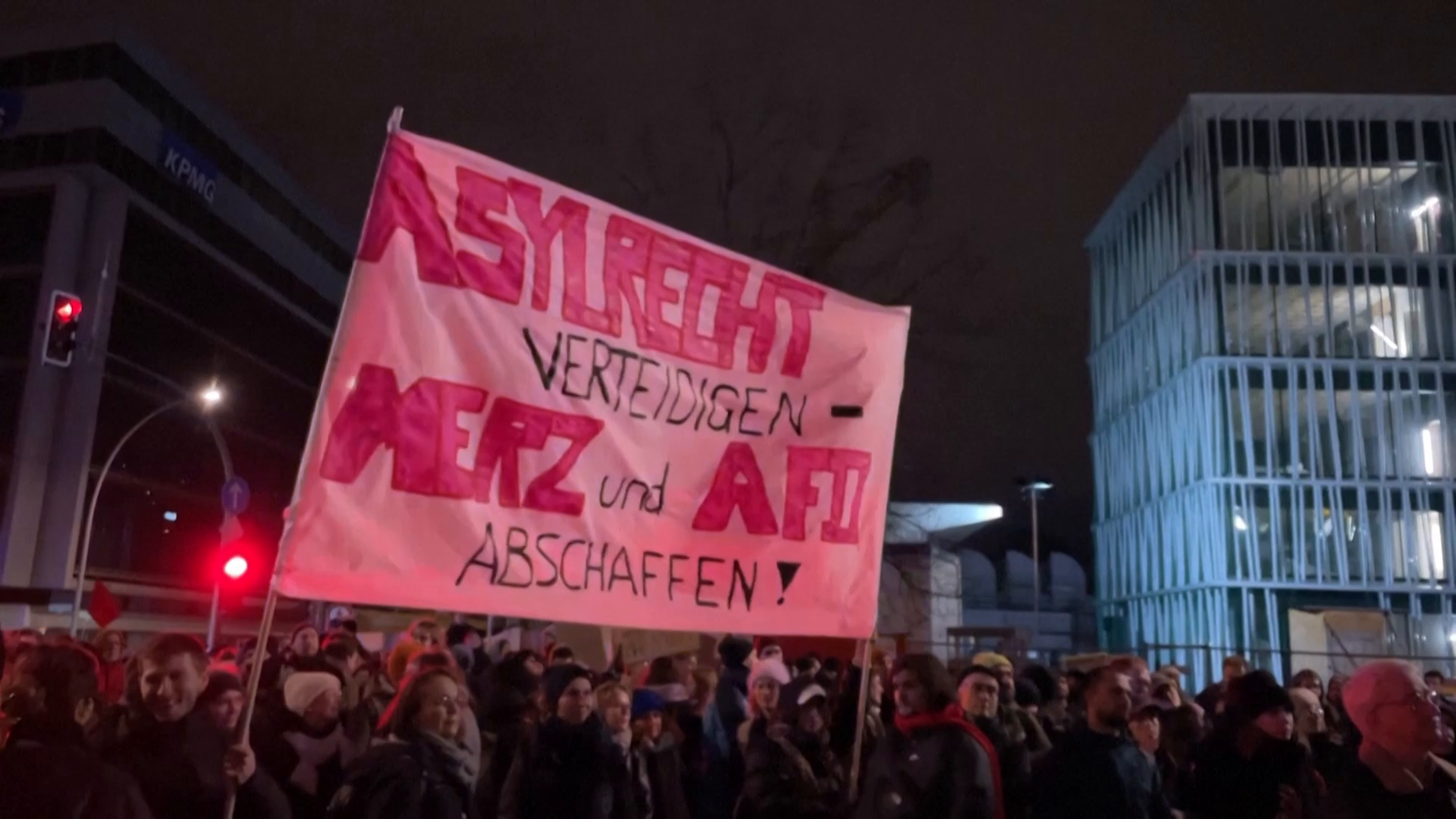 Sute de persoane protestează după votul privind azilul cu AfD   