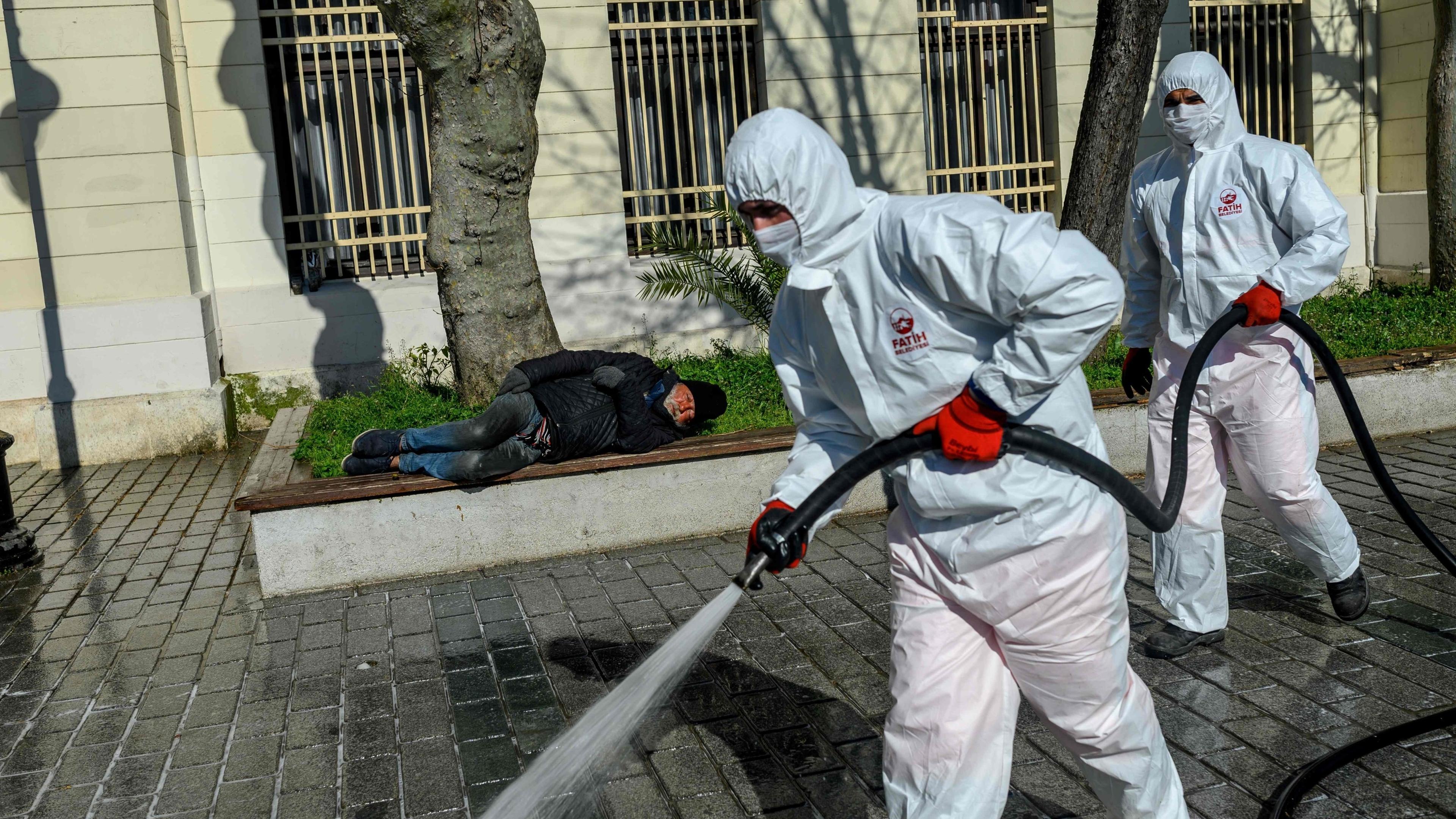 Wegen des Corona-Virus wird in Istanbul die Umgebung desinfiziert.