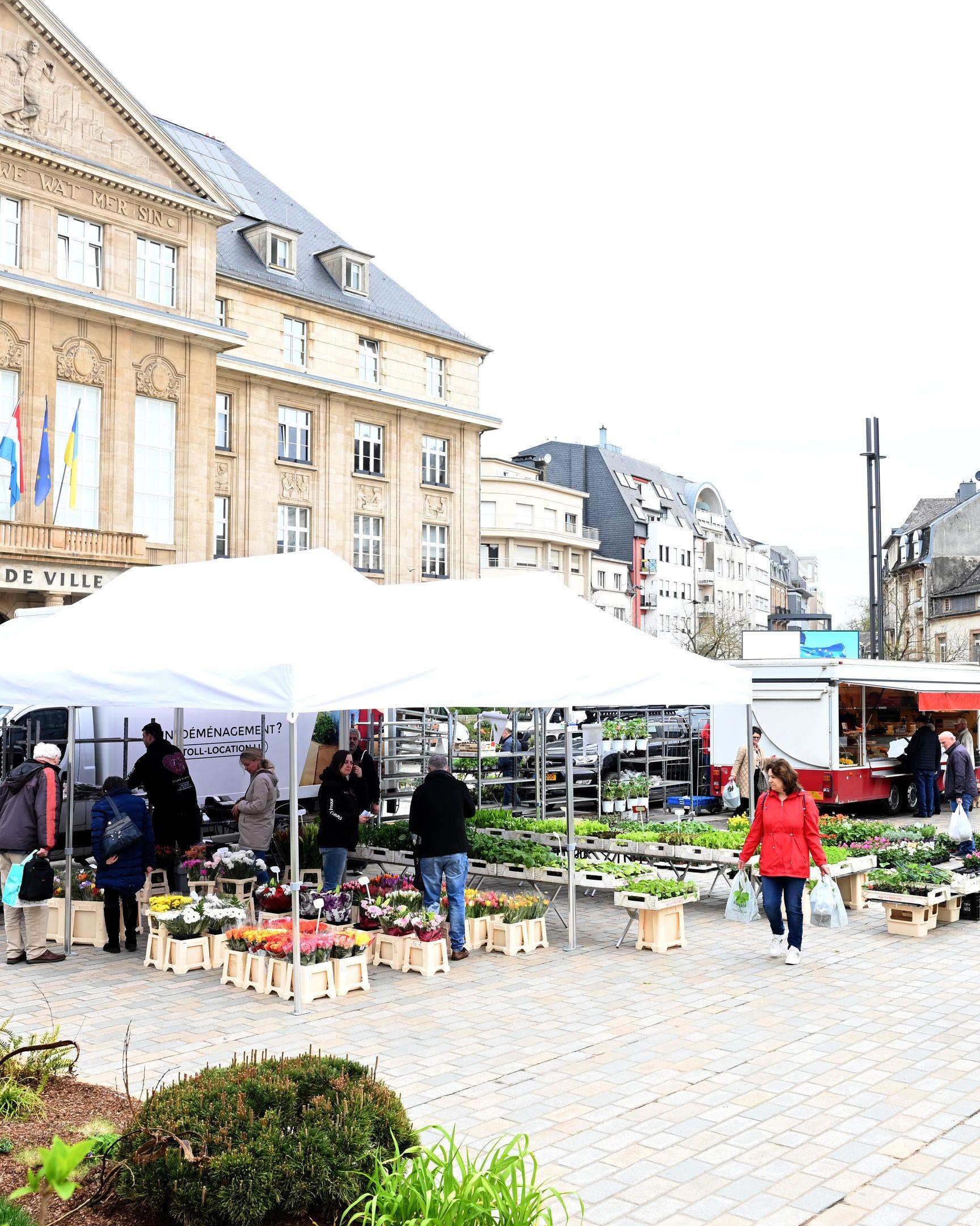 In letzter Zeit fand der Wochenmarkt kirmesbedingt, nicht allzu oft, wie hier auf diesem Archivbild zu sehen, auf dem Rathausplatz statt. 
