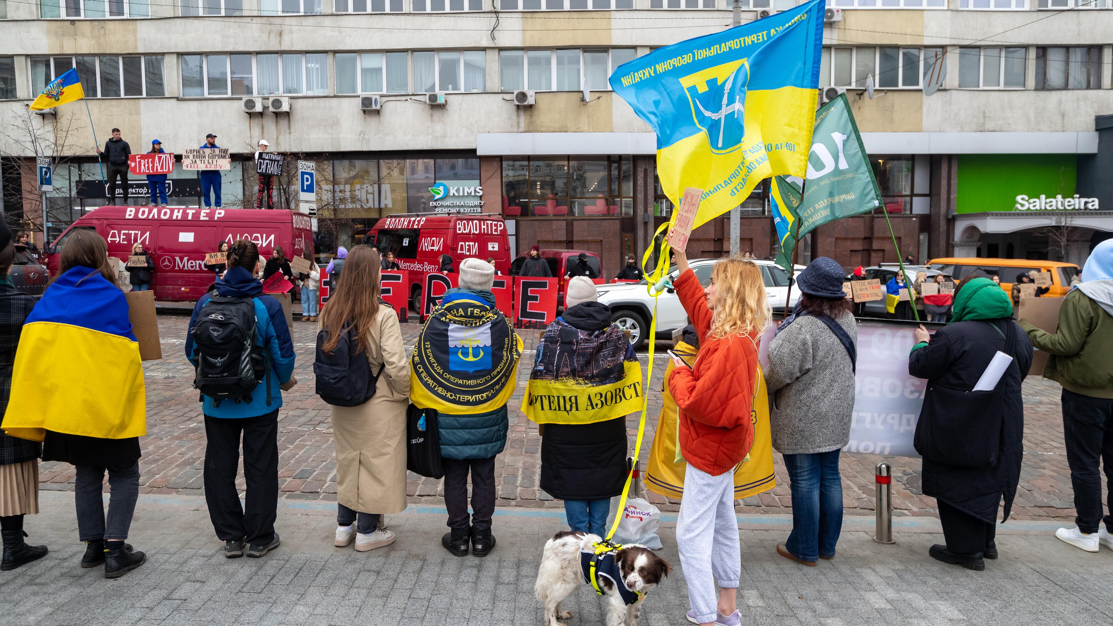17.03.2024, Ukraine, Kiew: Teilnehmer einer Demonstration halten Plakate während der Aktion „Schweigen Sie nicht! Gefangenschaft tötet!“ zur Unterstützung von Kriegsgefangenen. 