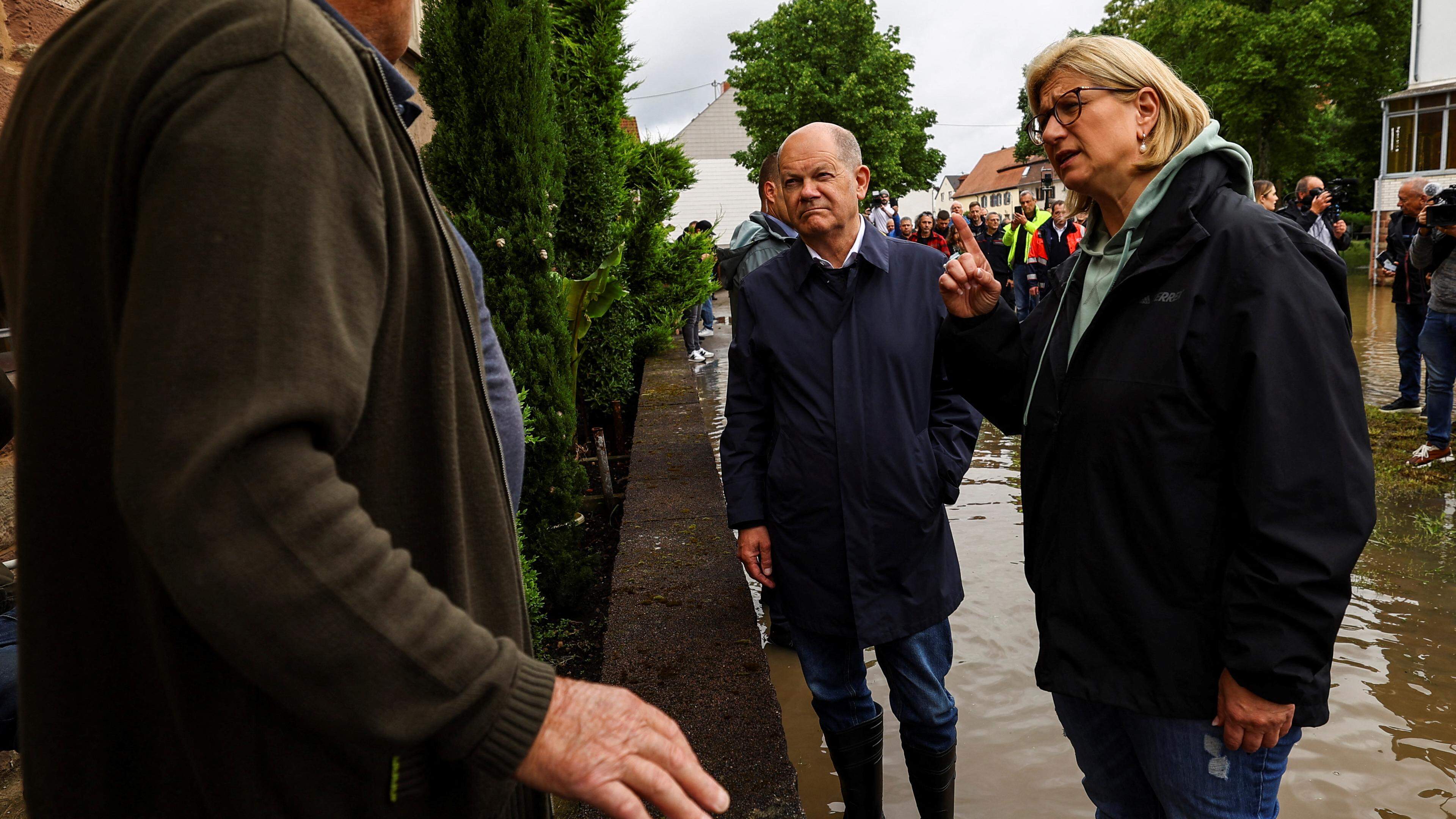 German Chancellor Olaf Scholz and Saarland Premier Anke Rehlinger visit a flooded area after heavy rains flooded the region in Kleinblittersdorf, near Saarbruecken, Germany, May 18, 2024. REUTERS/Kai Pfaffenbach